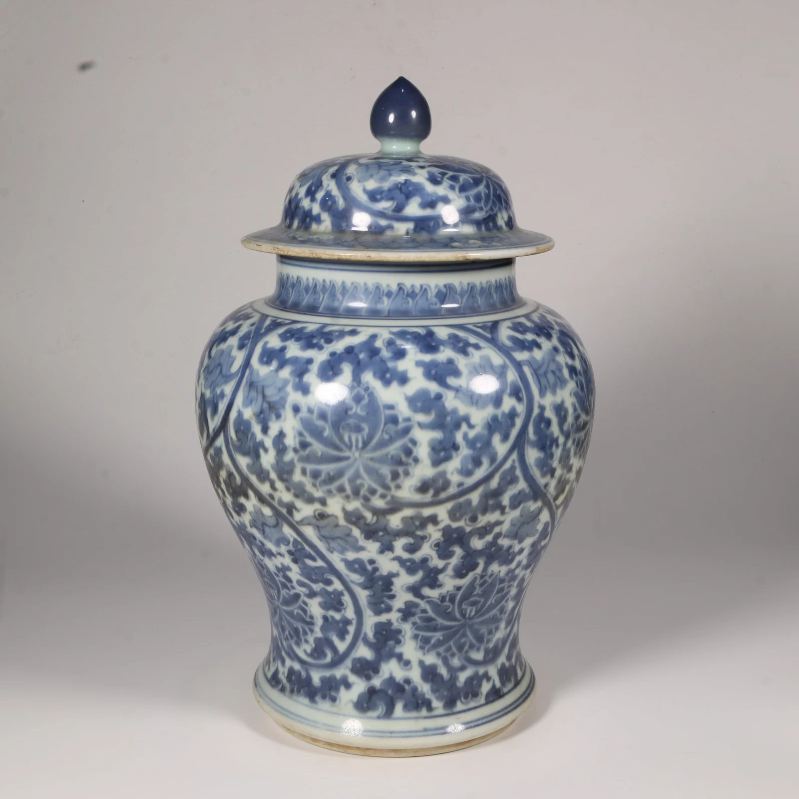 A BLUE-AND-WHITE GENERAL'S JAR WITH INTERTWINED FLORAL MOTIF