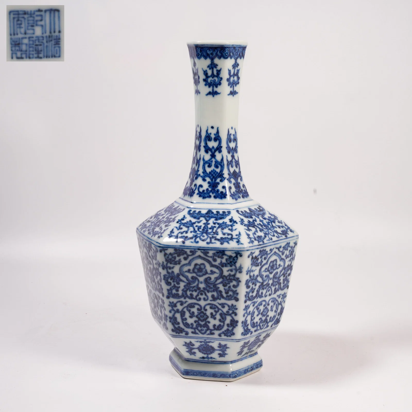 A BLUE-AND-WHITE HEXAGONAL LONG-NECK VASE WITH INTERTWINING FLORAL SCROLLS