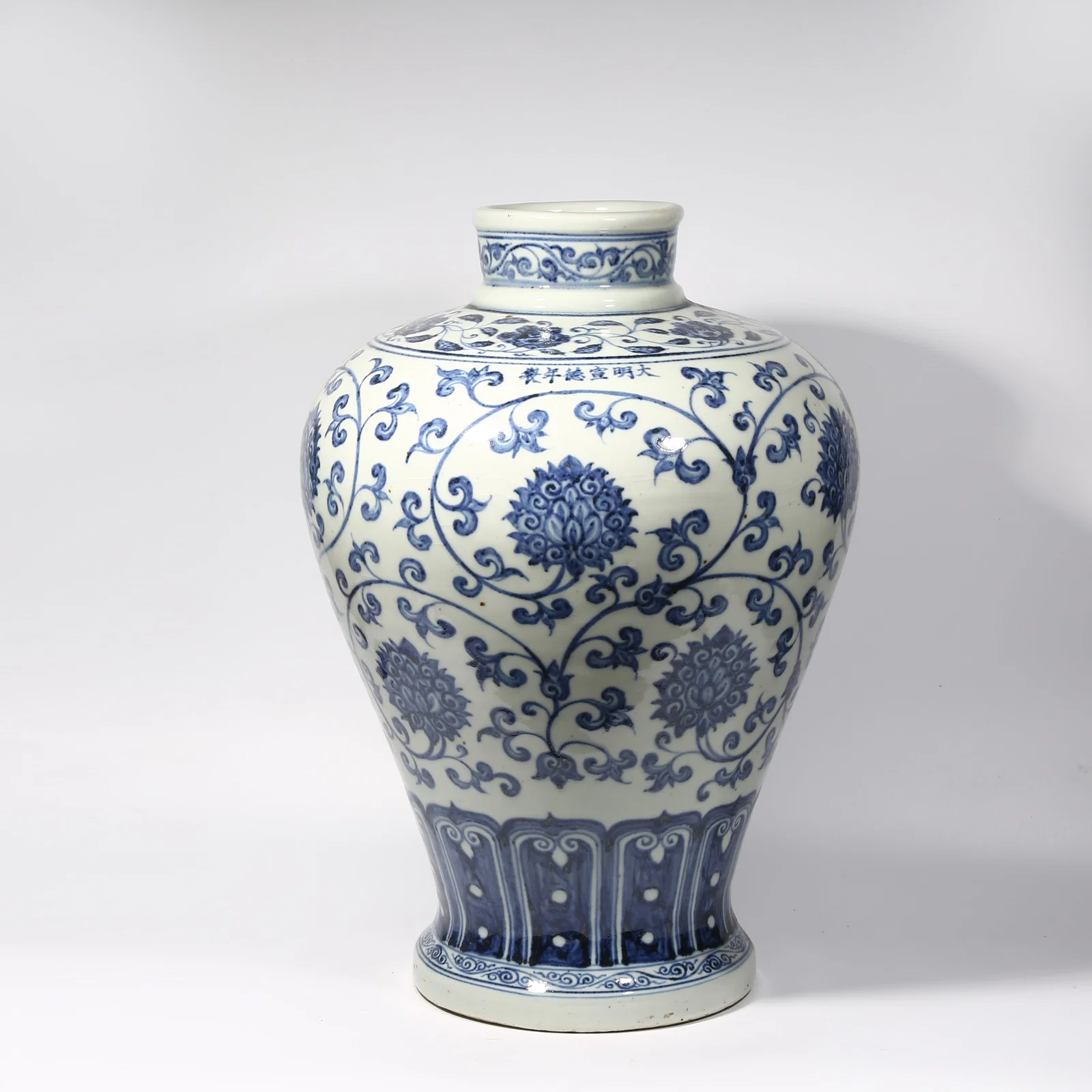 A BLUE AND WHITE INTERTWINED LOTUS PATTERN PLUM VASE