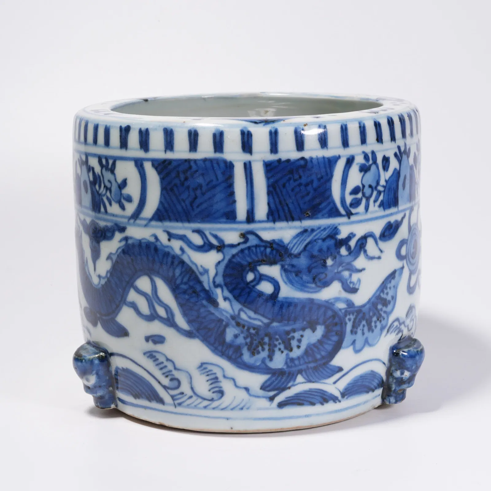 A BLUE-AND-WHITE JAR WITH SEAWATER DRAGON PATTERN