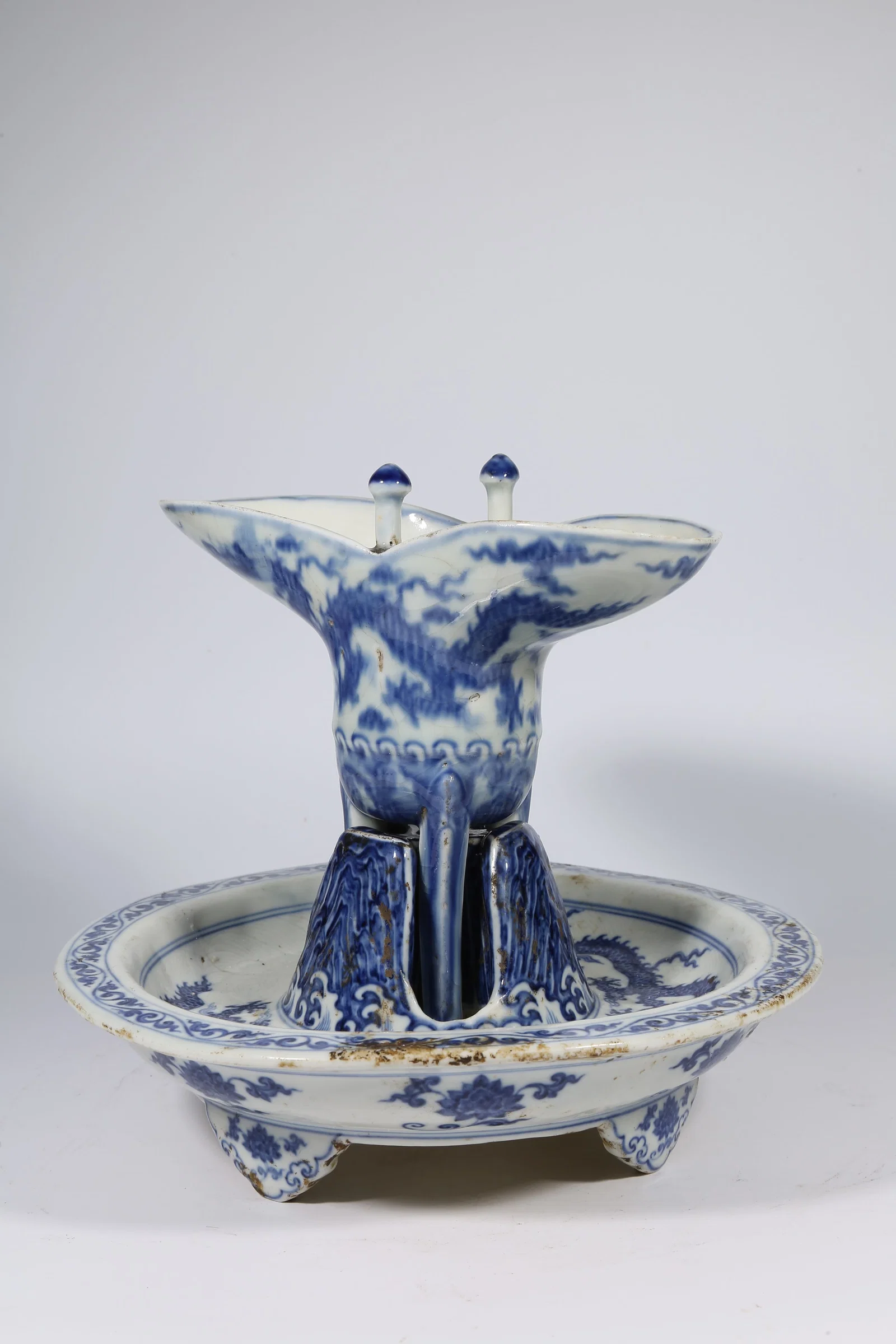 A BLUE-AND-WHITE JUE CUP WITH SEA-DRAGON MOTIF
