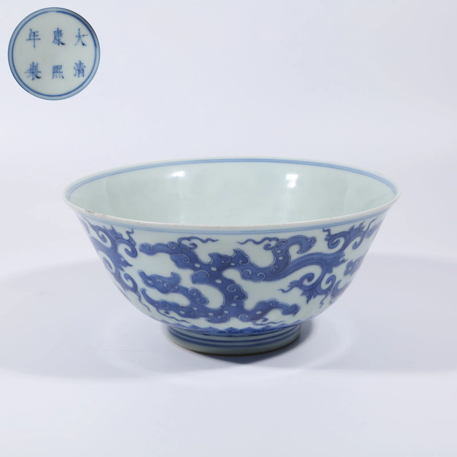 A BLUE AND WHITE LARGE BOWL WITH CLOUD-AND-DRAGON DESIGN