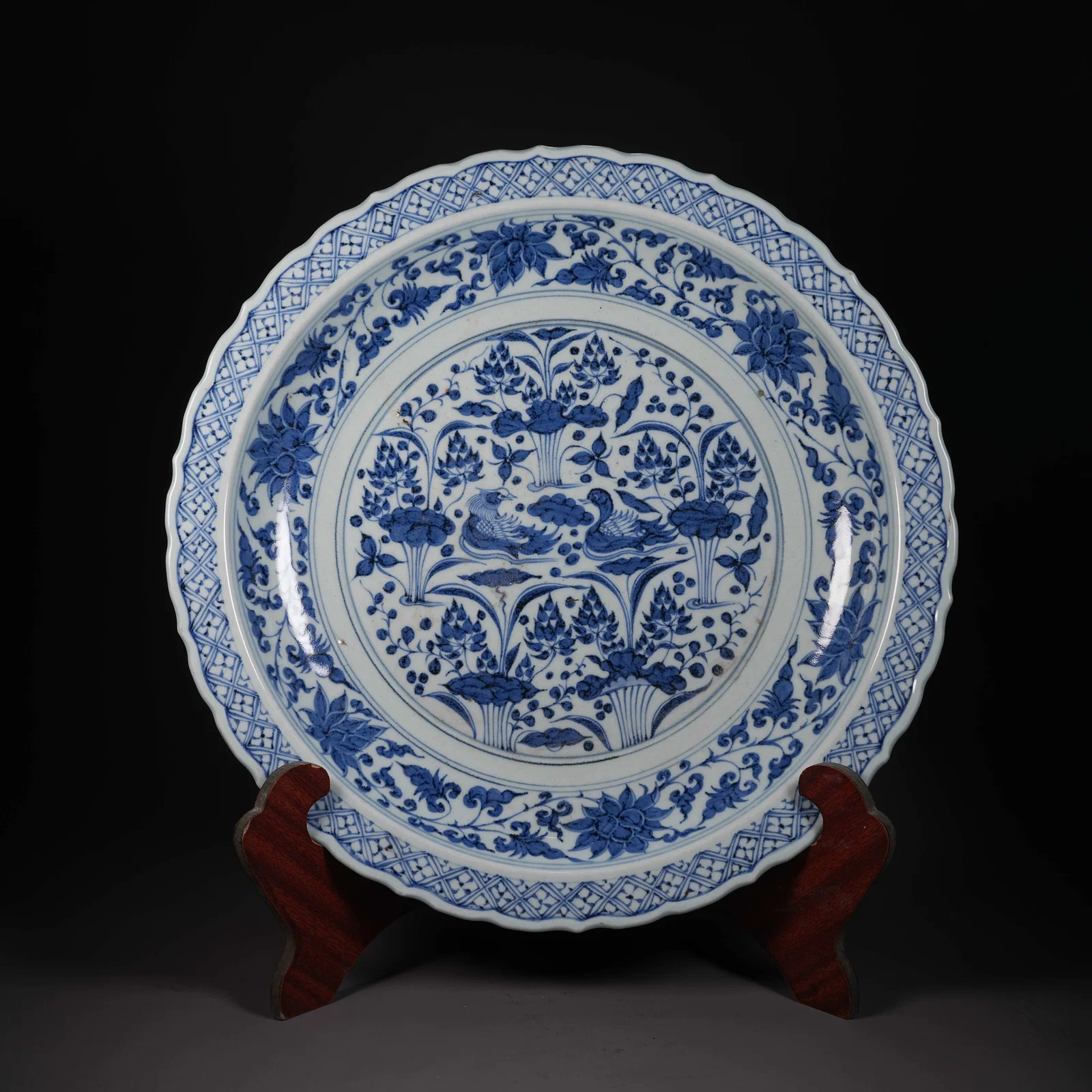A BLUE-AND-WHITE LARGE DISH WITH LOTUS POND MOTIFS AND FOLIATE RIM