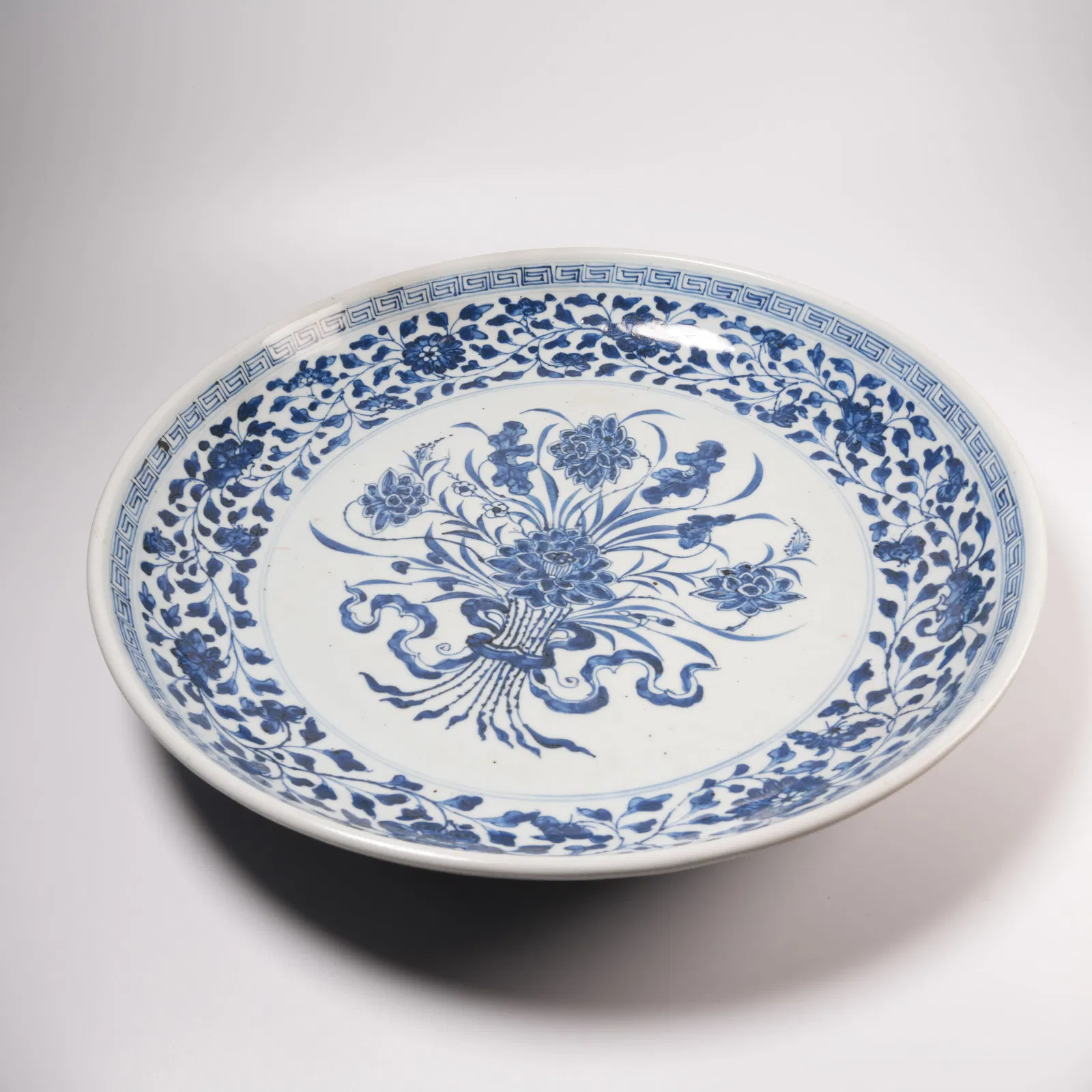 A BLUE-AND-WHITE LARGE PLATE WITH SINGLE LOTUS BUNCH MOTIF