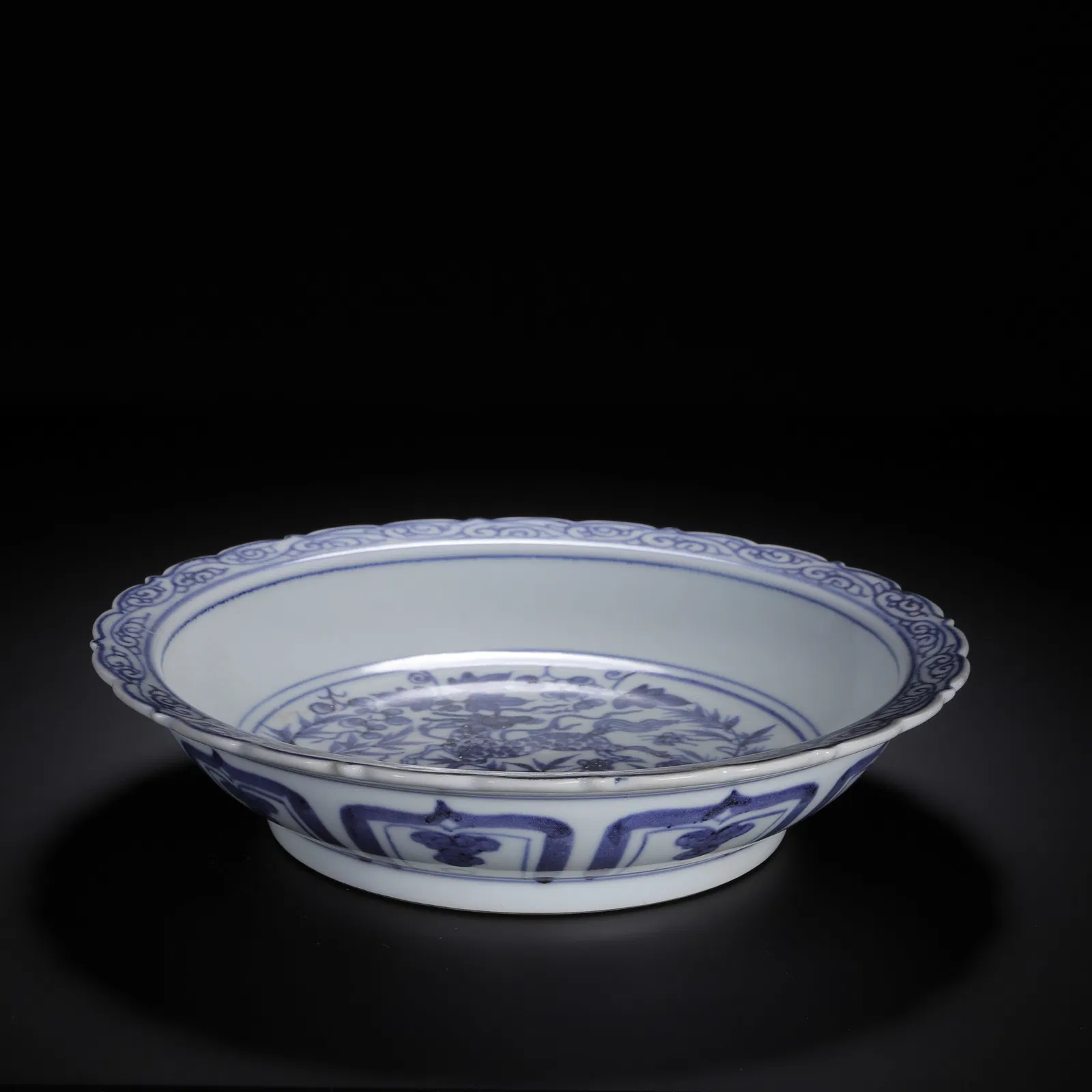 A BLUE AND WHITE LOBED WASHER