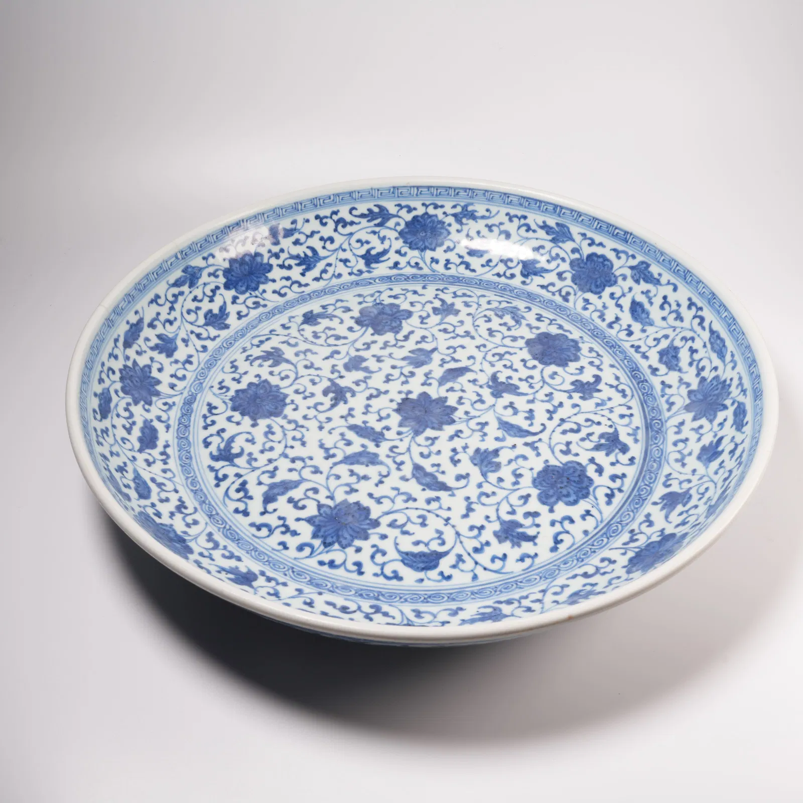 A BLUE-AND-WHITE PLATE WITH INTERTWINED LOTUS MOTIF