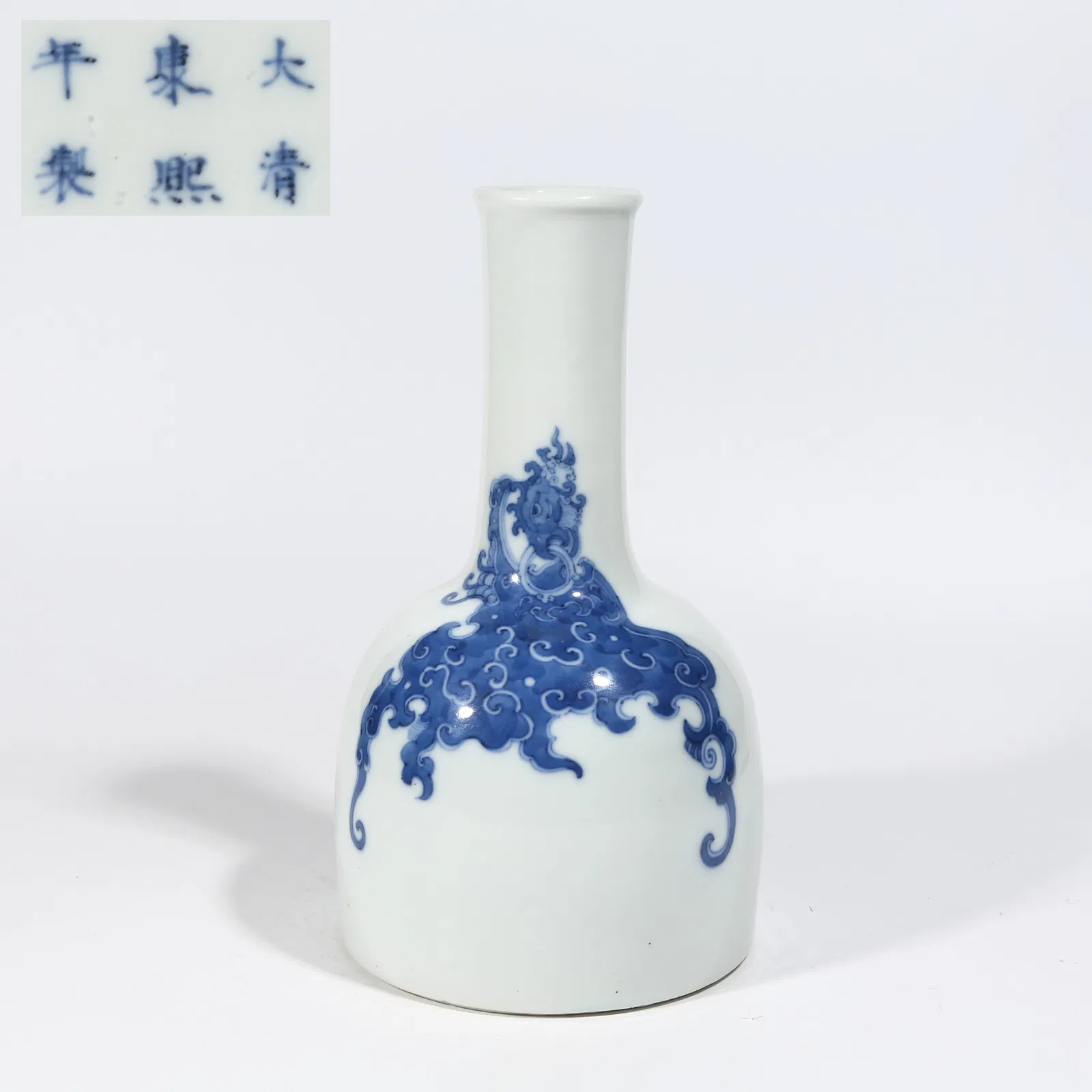 A BLUE AND WHITE RATTLE-SHAPED VASE WITH KUI-PHOENIX MOTIF