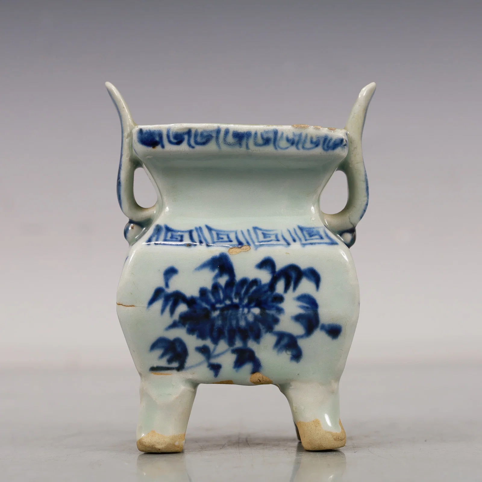 A Blue And White 'Scrolling Lotus' Censer