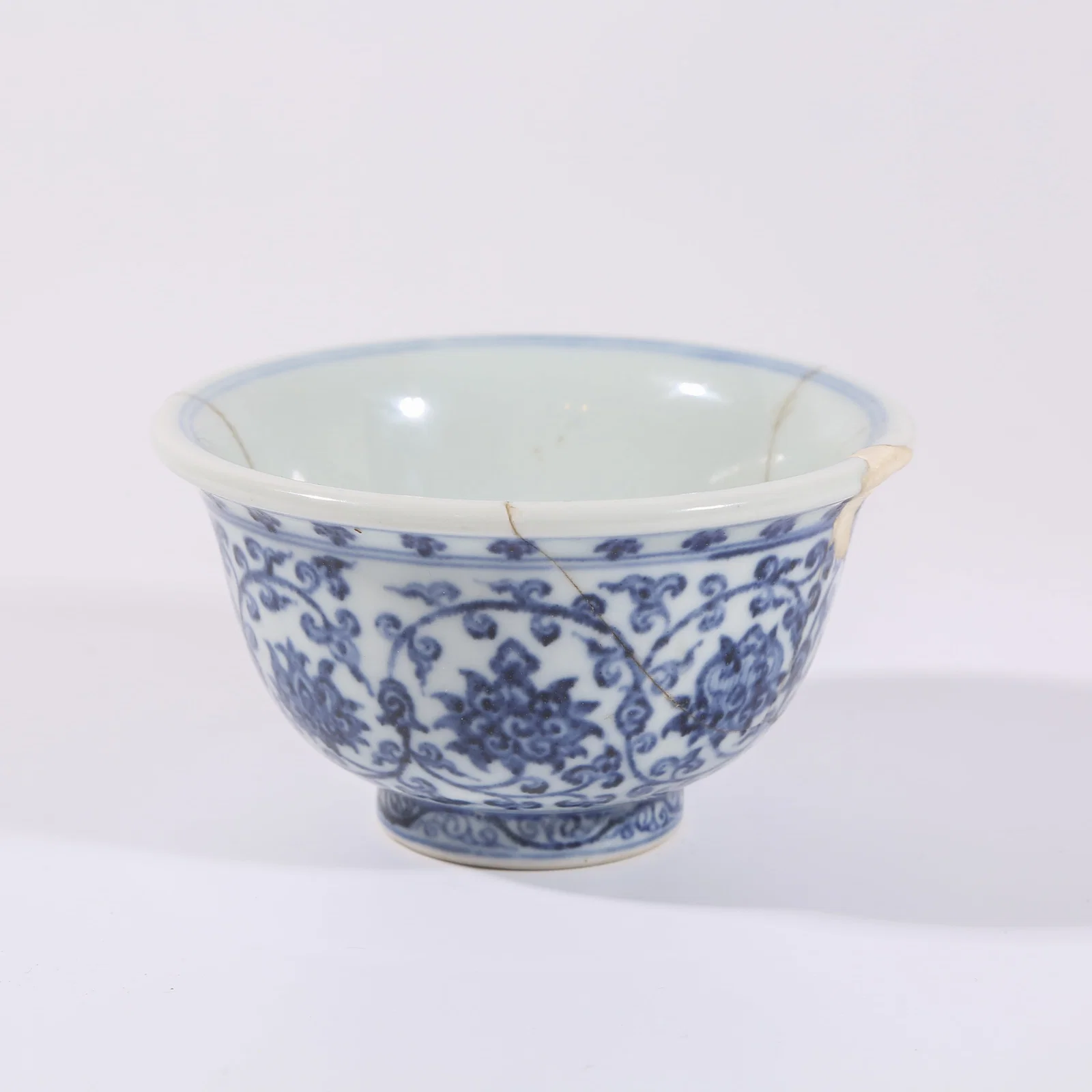 A BLUE-AND-WHITE SCROLLING LOTUS YASHOU CUP