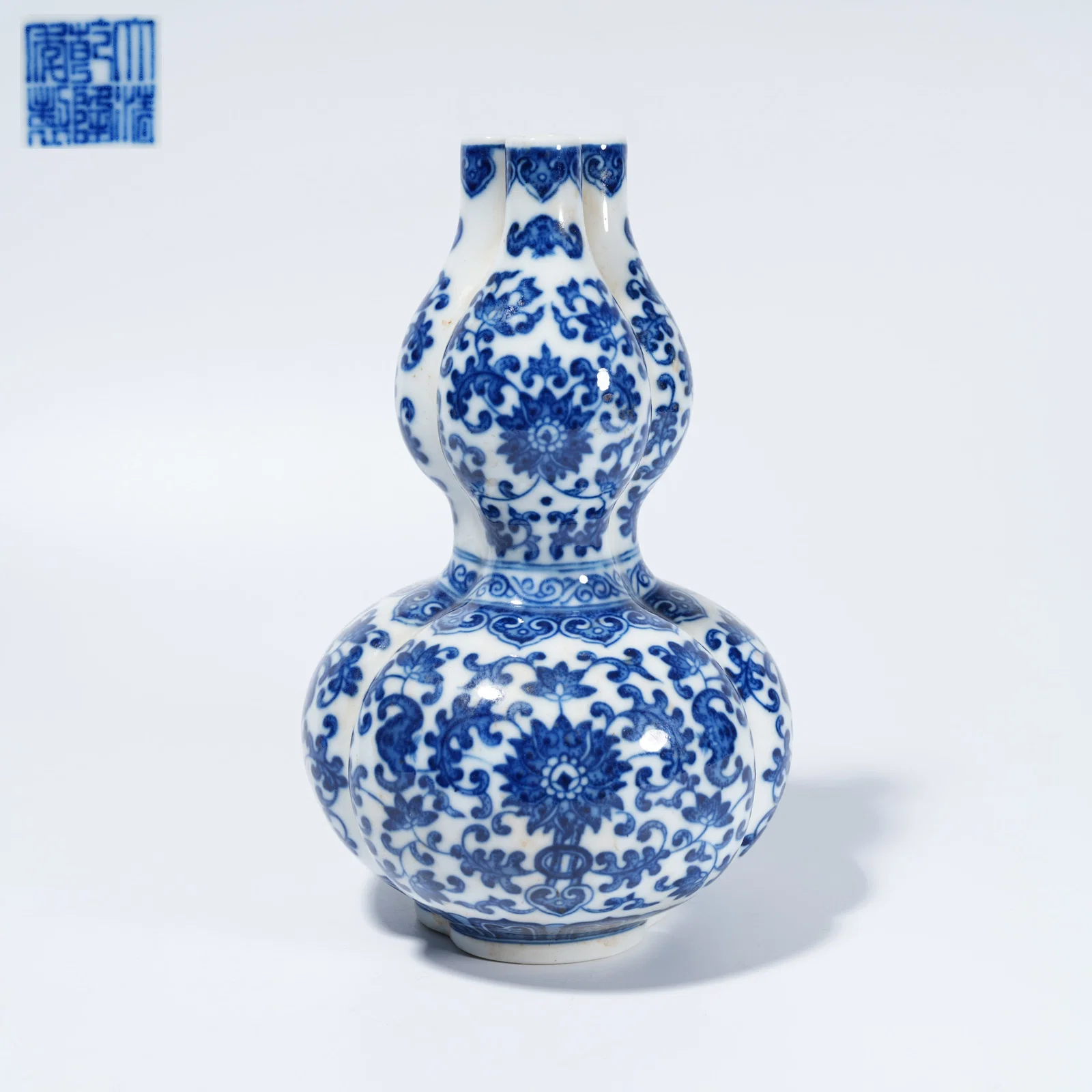 A BLUE-AND-WHITE THREE-TUBE VASE WITH LIAN-ZHI FLOWER MOTIF