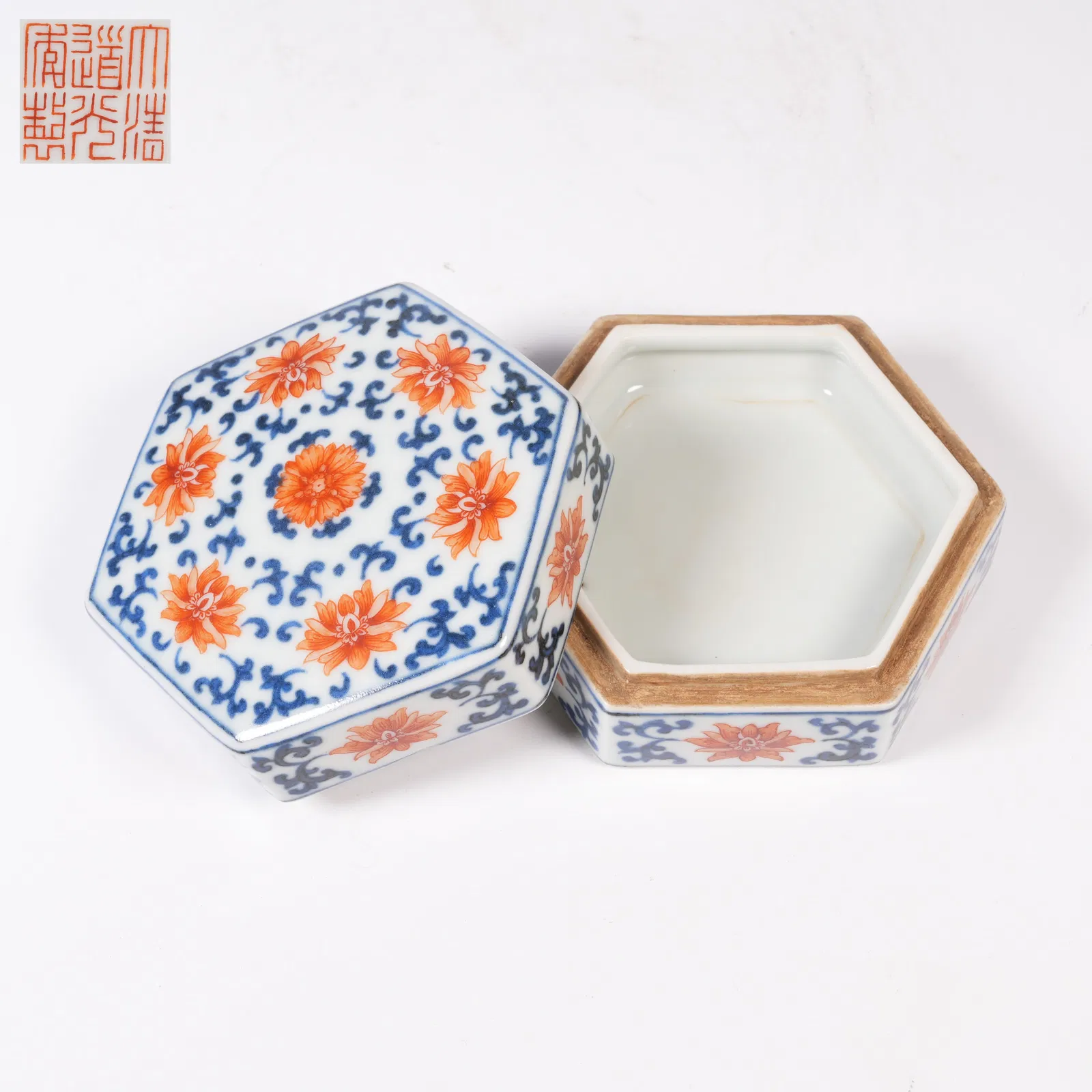 A BLUE-AND-WHITE WITH UNDERGLAZE RED FLORAL-PATTERN HEXAGONAL INK PASTE BOX