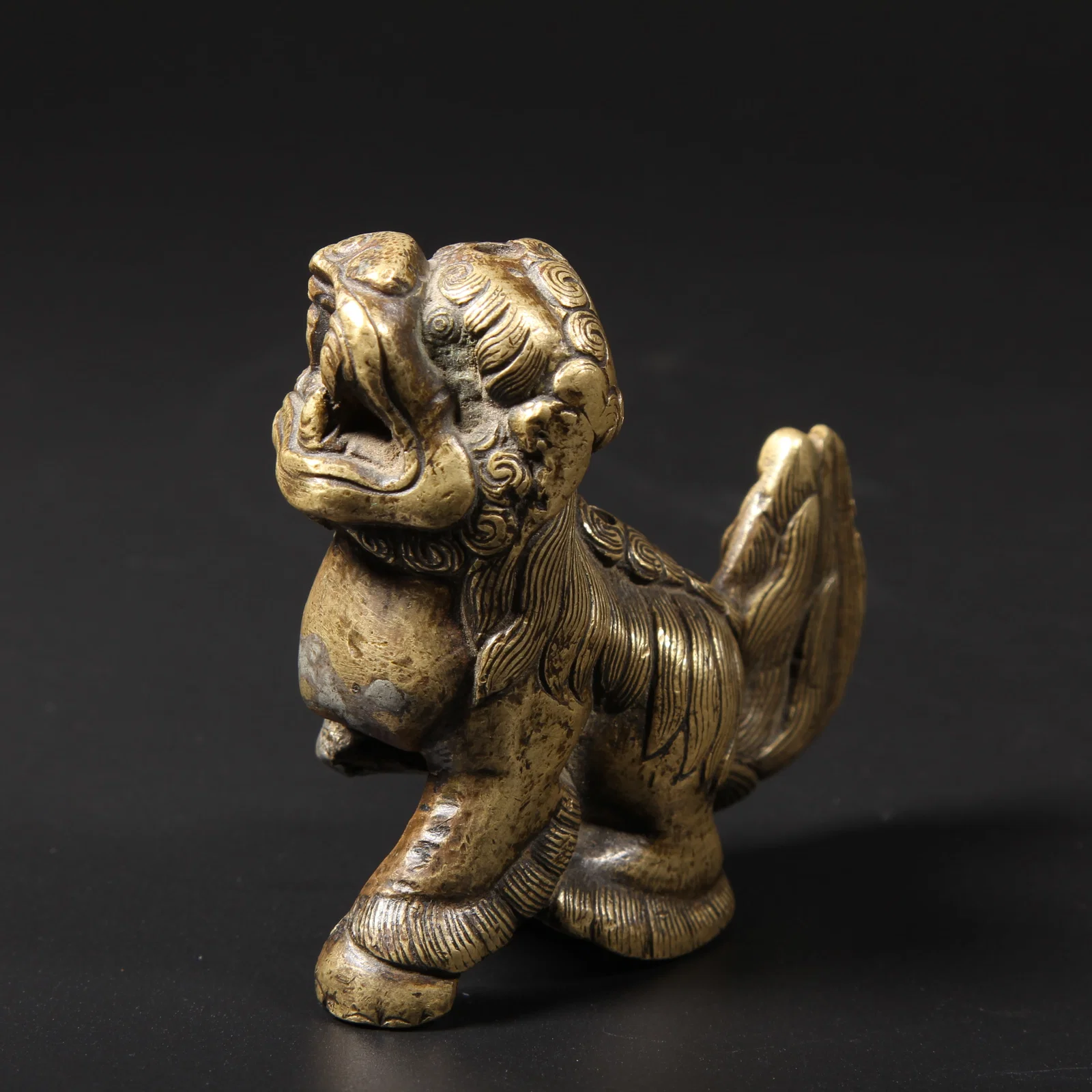 A BRONZE AUSPICIOUS BEAST PENDANT