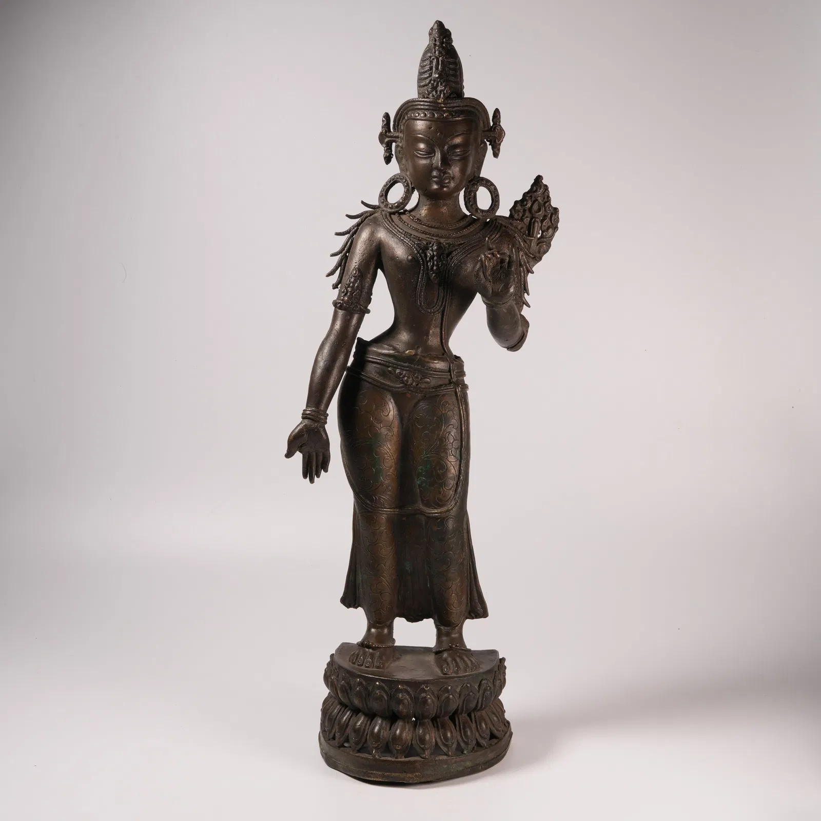 A BRONZE BODHISATTVA STATUE