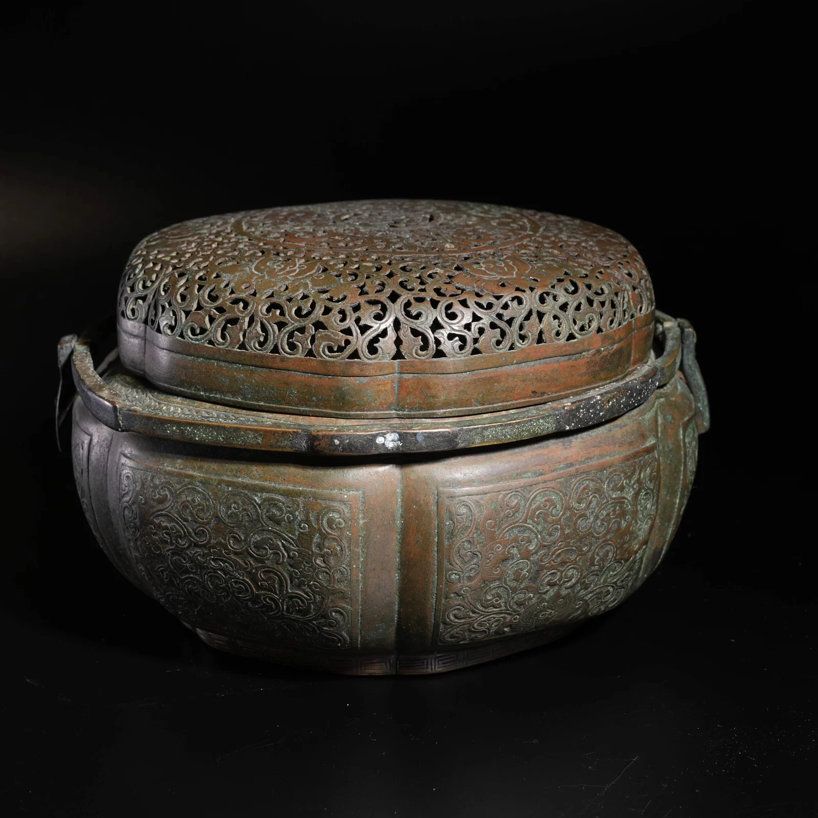 A BRONZE CARVED INTERTWINED FLORAL-PATTERN CENSER
