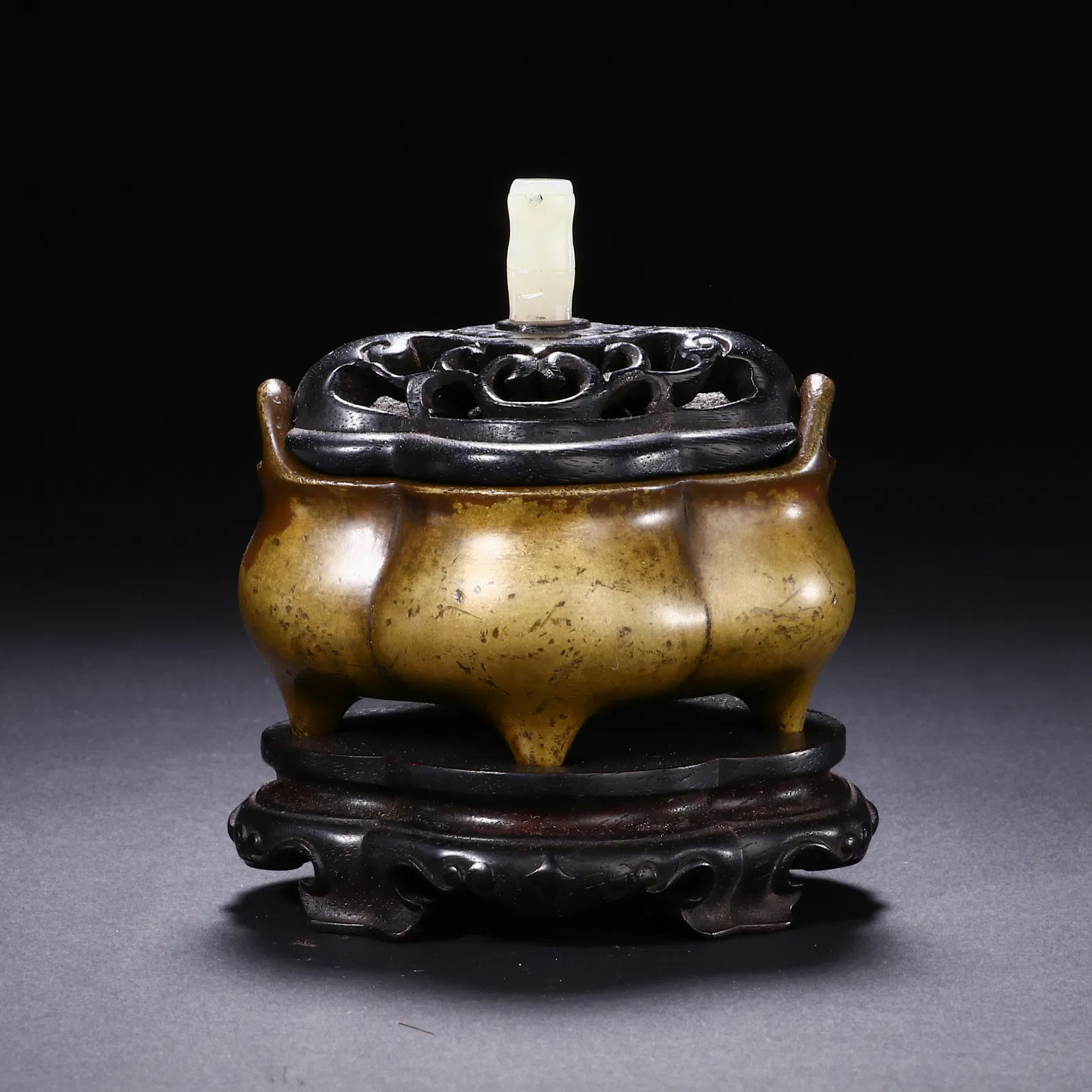 A BRONZE CENSER WITH HANDLES