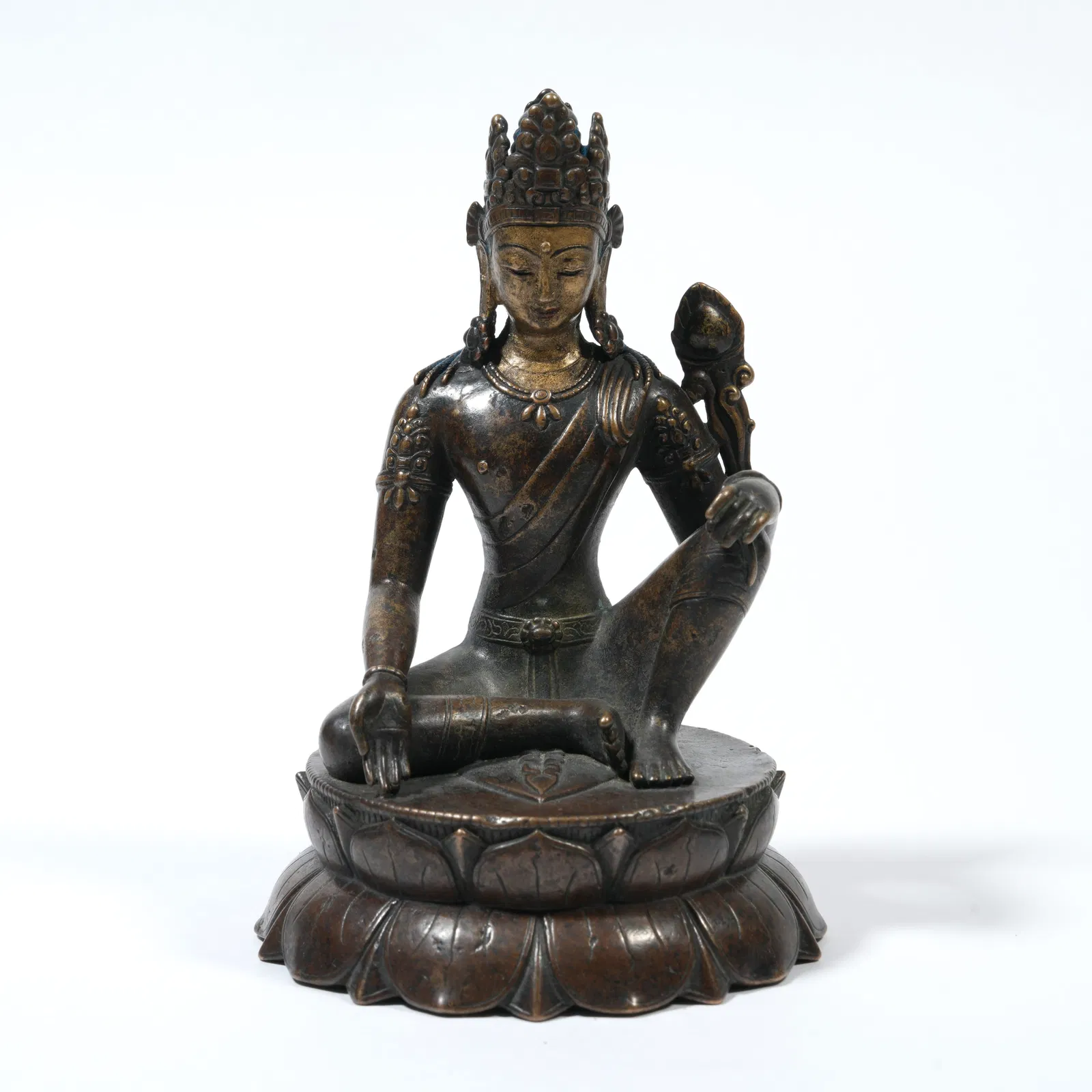 A BRONZE FIGURE OF GUANYIN IN ROYAL EASE (ZIZAI GUANYIN)