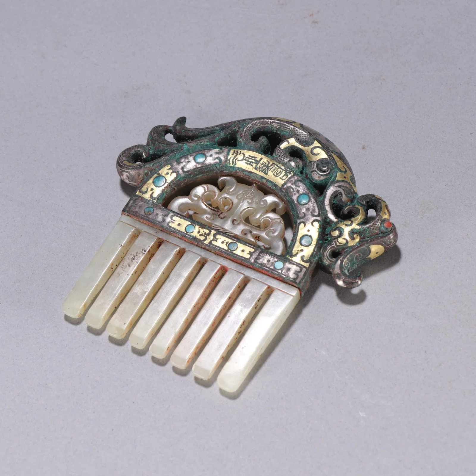 A bronze from the Han Dynasty is inlaid with gold and silver and Hetian jade comb