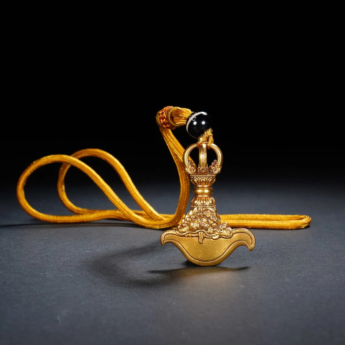 A BRONZE-GILT CURVED KNIFE