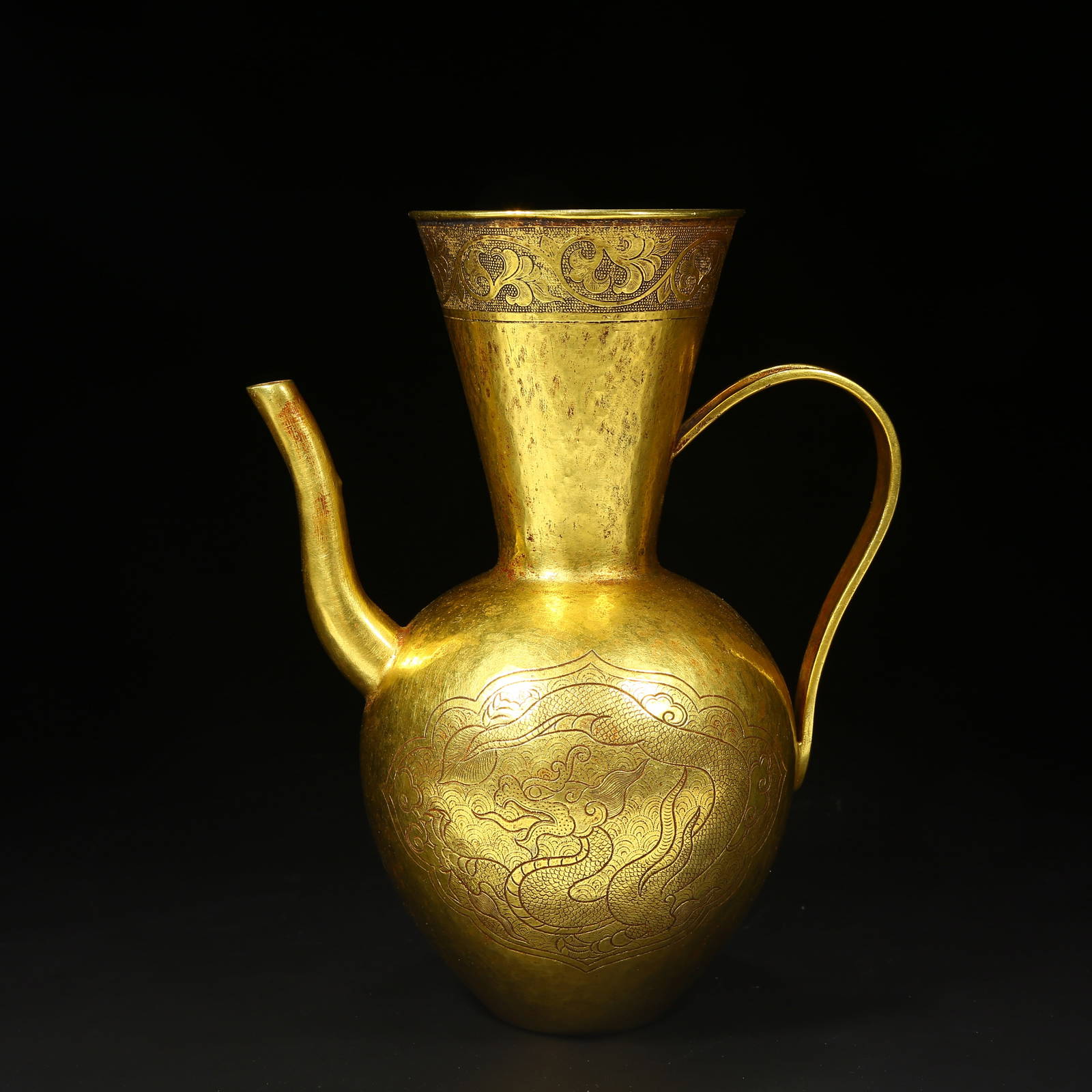 A BRONZE GILT DRAGON-PATTERNED EWER