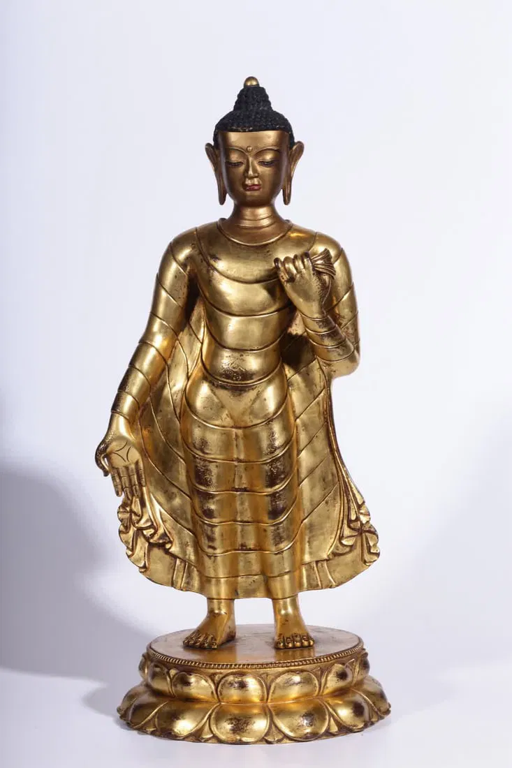 A bronze gilt statue of the Buddha in the Qing Dynasty