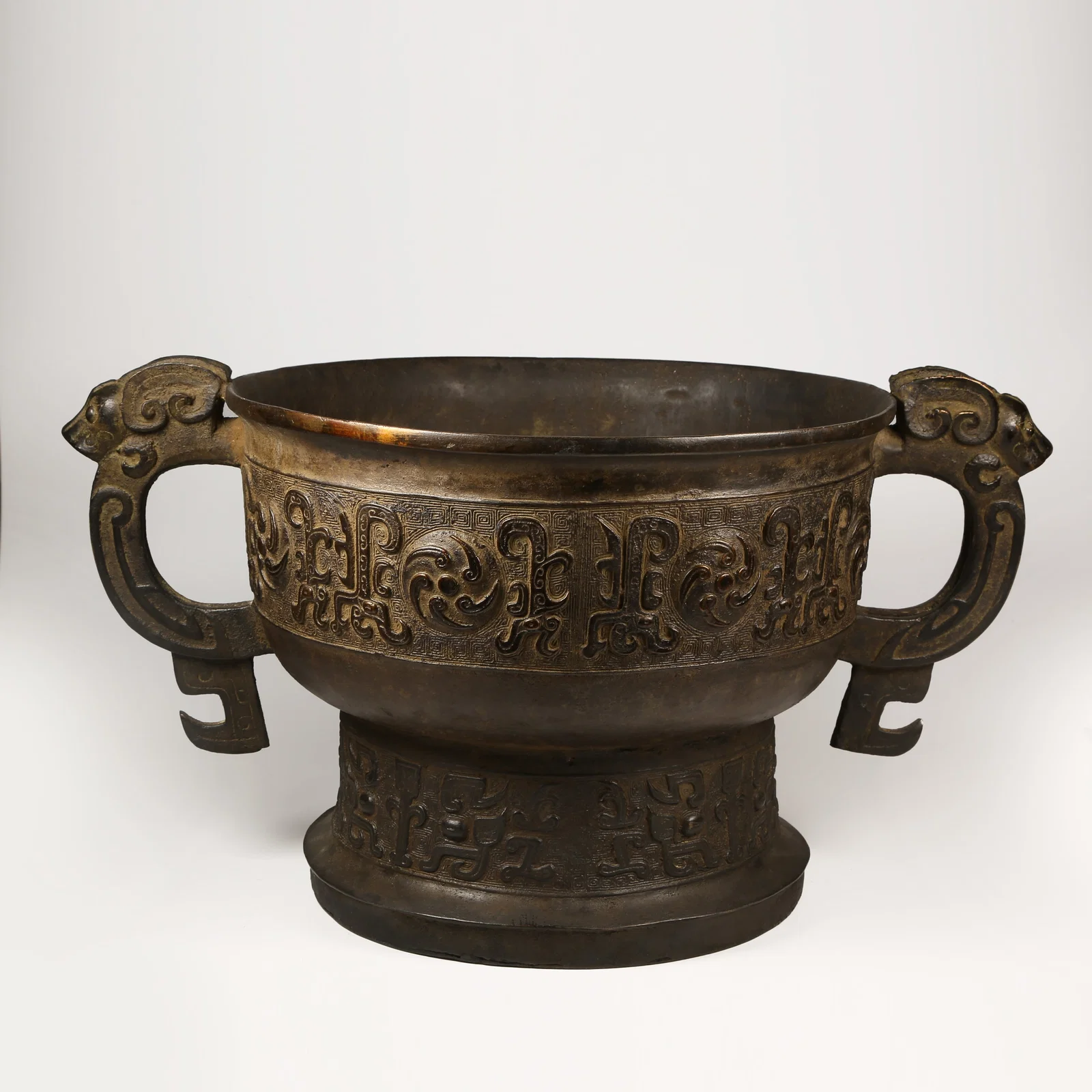 A BRONZE GUI VESSEL