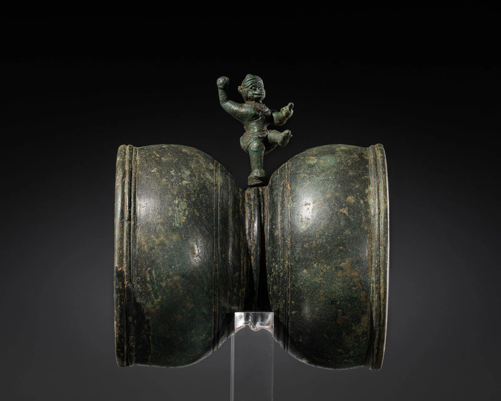 A BRONZE HOURGLASS DRUM WITH A DANCING HANUMAN (SKOR SAMPHOR), KHMER, ANGKOR PERIOD, 12TH-13TH