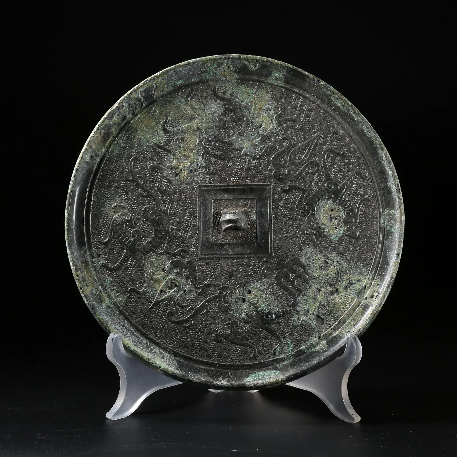 A BRONZE MIRROR WITH CHI-DRAGON PATTERN