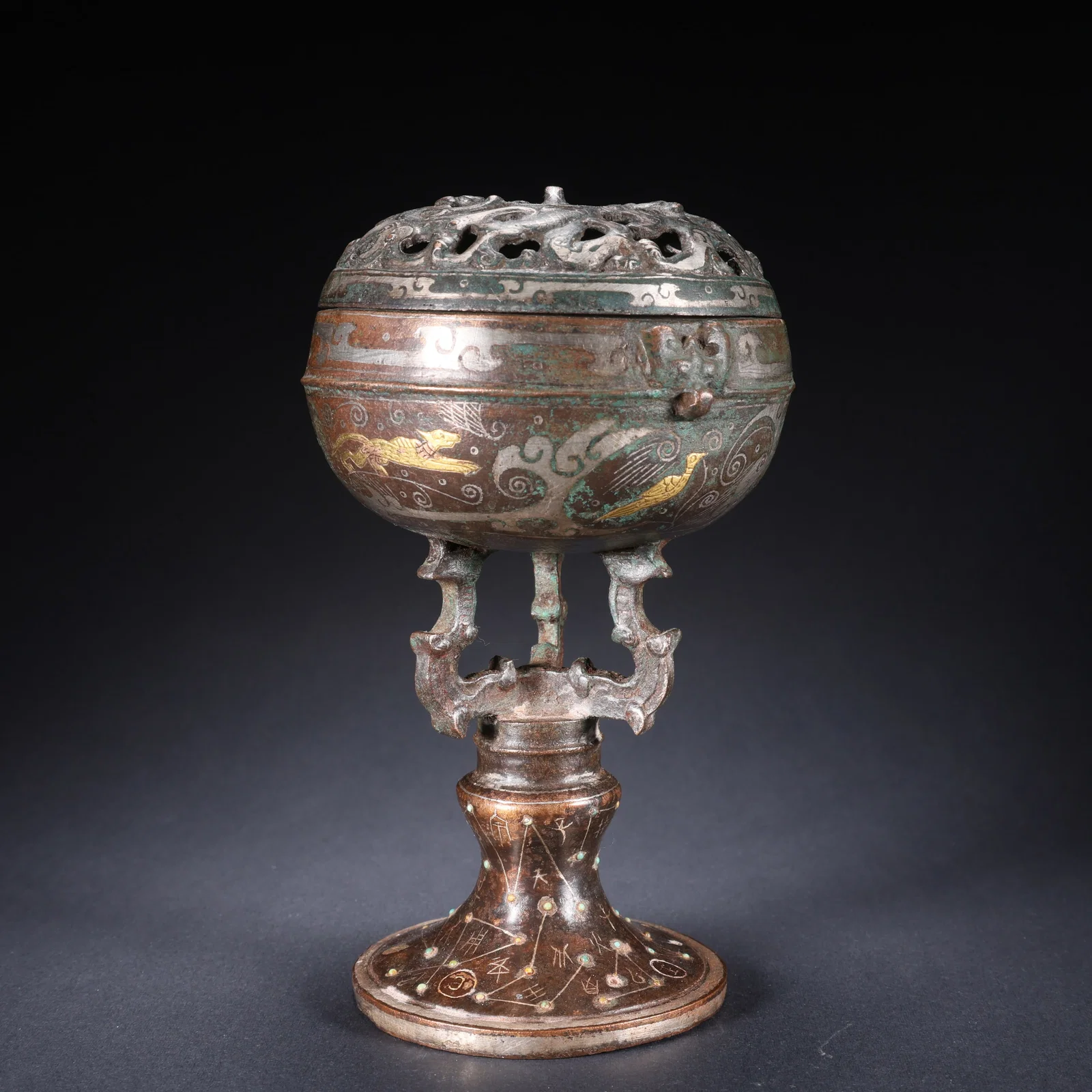 A BRONZE ROUND BEAN-FORM VESSEL INLAID WITH GOLD AND SILVER