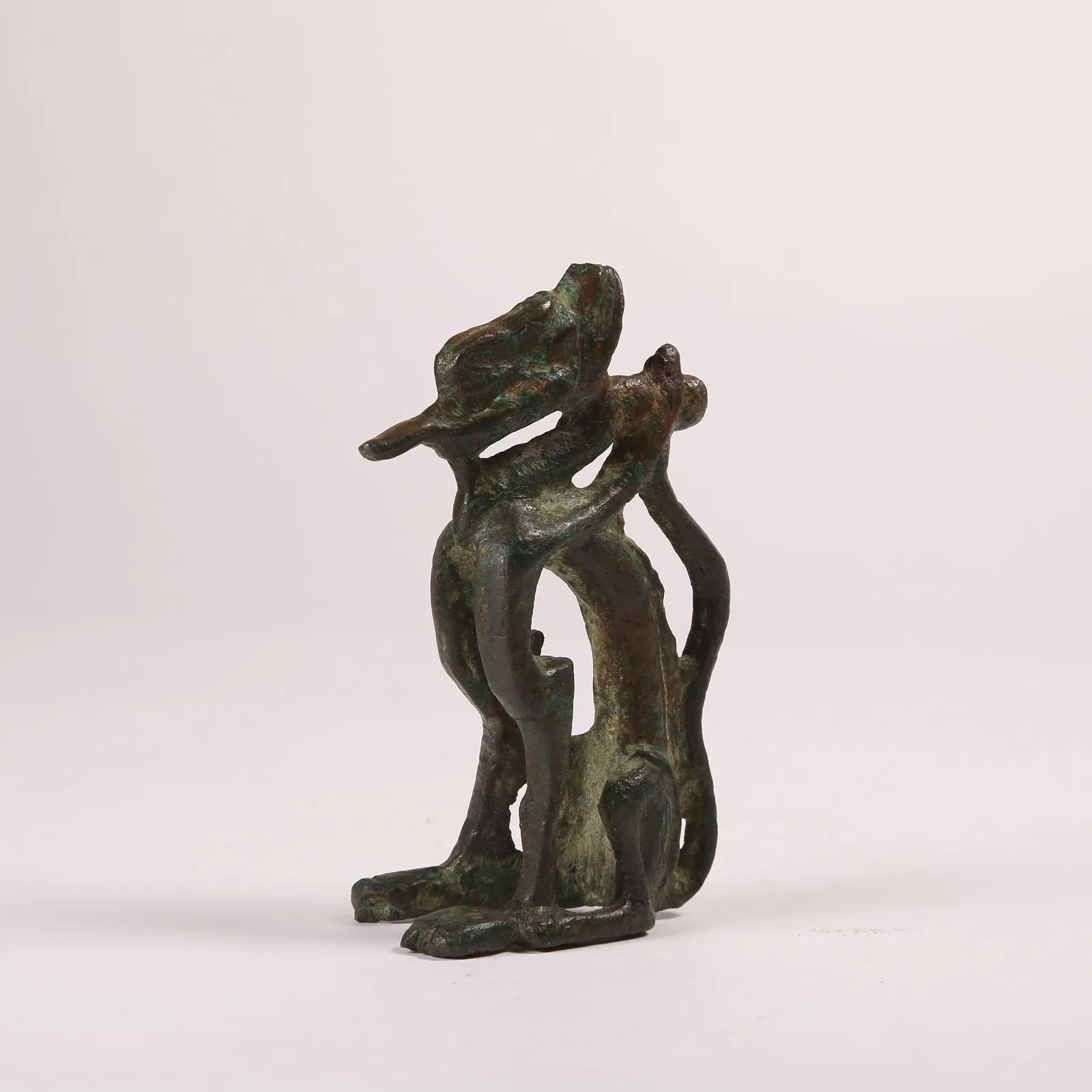 A BRONZE SEATED DRAGON FIGURINE