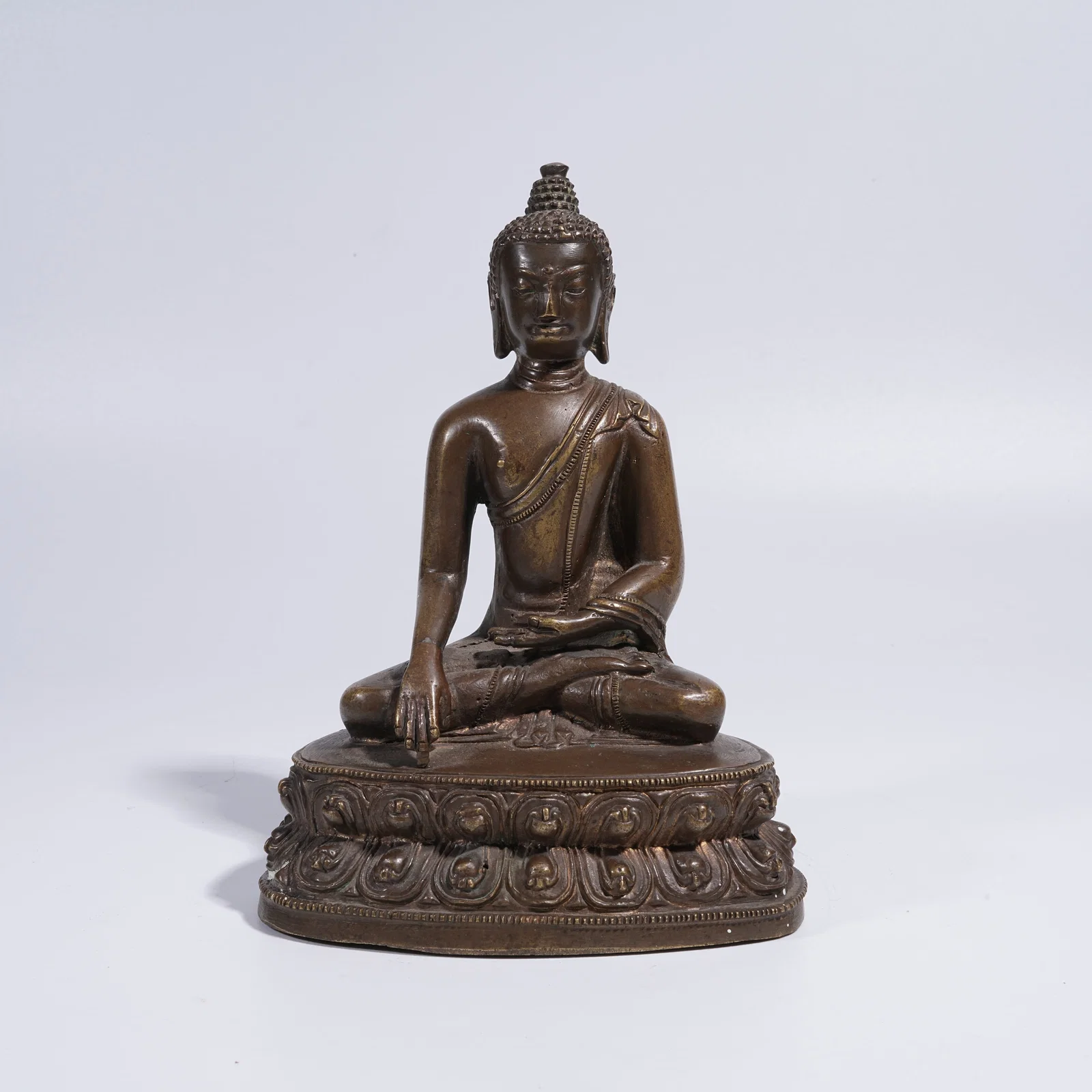 A BRONZE SEATED SHAKYAMUNI STATUE