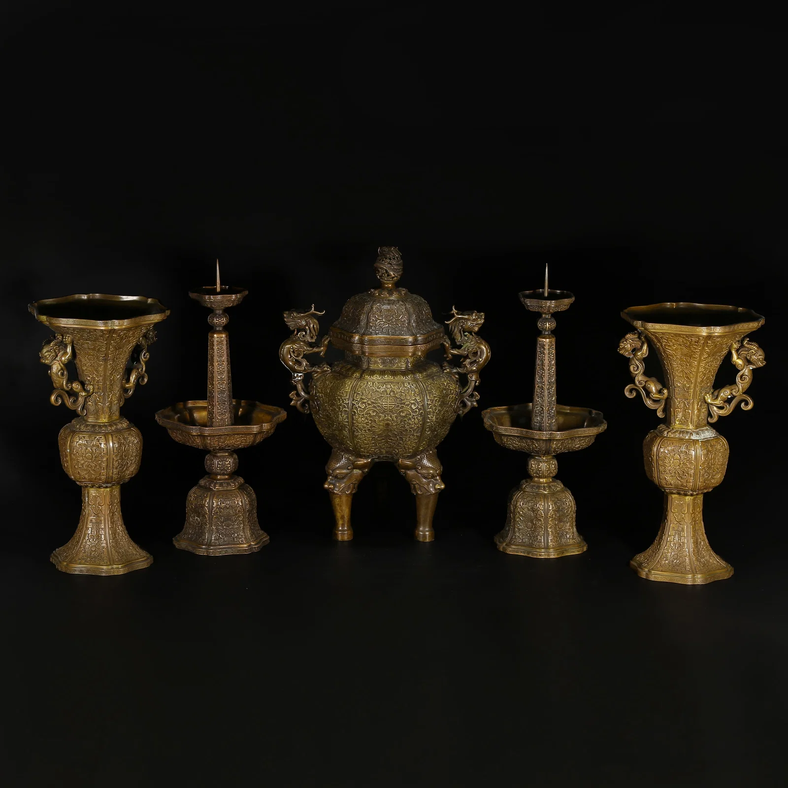 A BRONZE SET OF FIVE OFFERING VESSELS WITH FLORAL PATTERN
