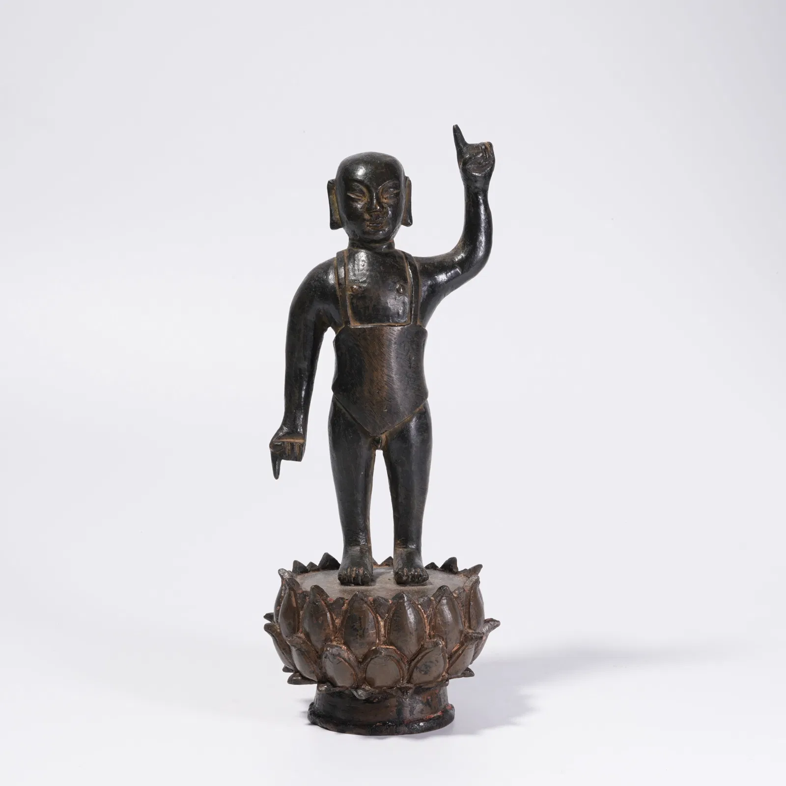 A BRONZE STANDING SHAKYAMUNI STATUE