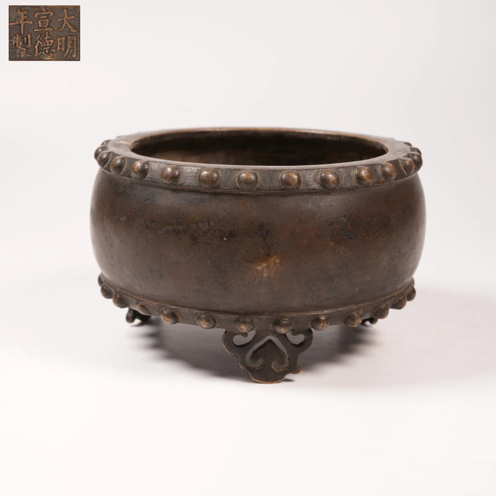 A BRONZE TRIPOD DRUM-FORM INCENSE BURNER