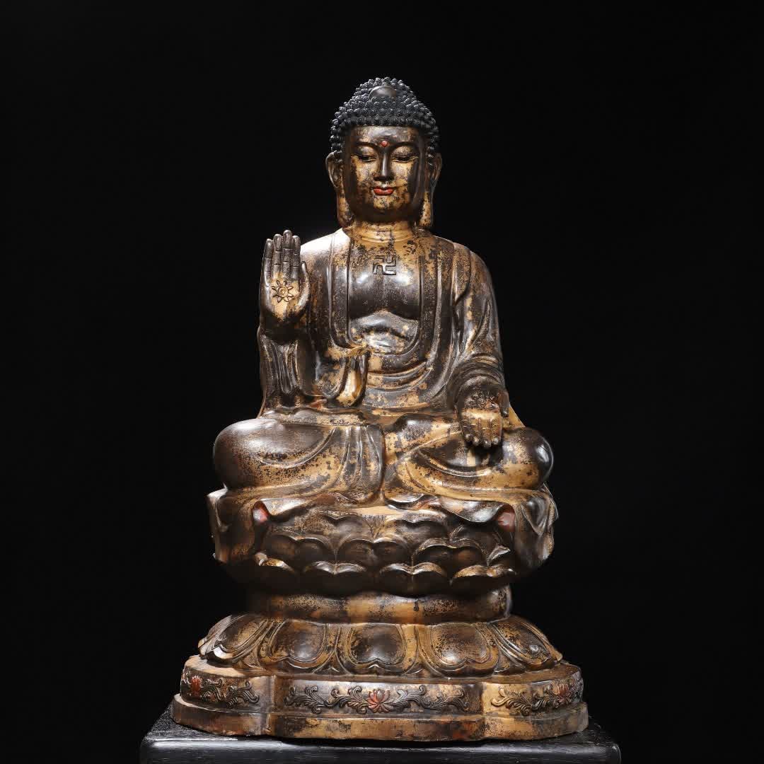 A Buddha statue is a large bronze mud gold statue of the Great Sun Tathagata
