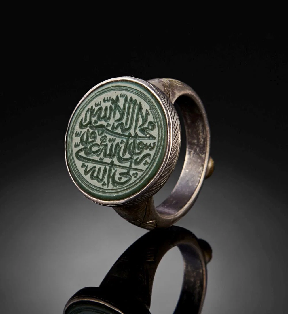 A CALLIGRAPHIC INSCRIBED JADE RING, 17TH CENTURY, PERSIA, SAFAVID