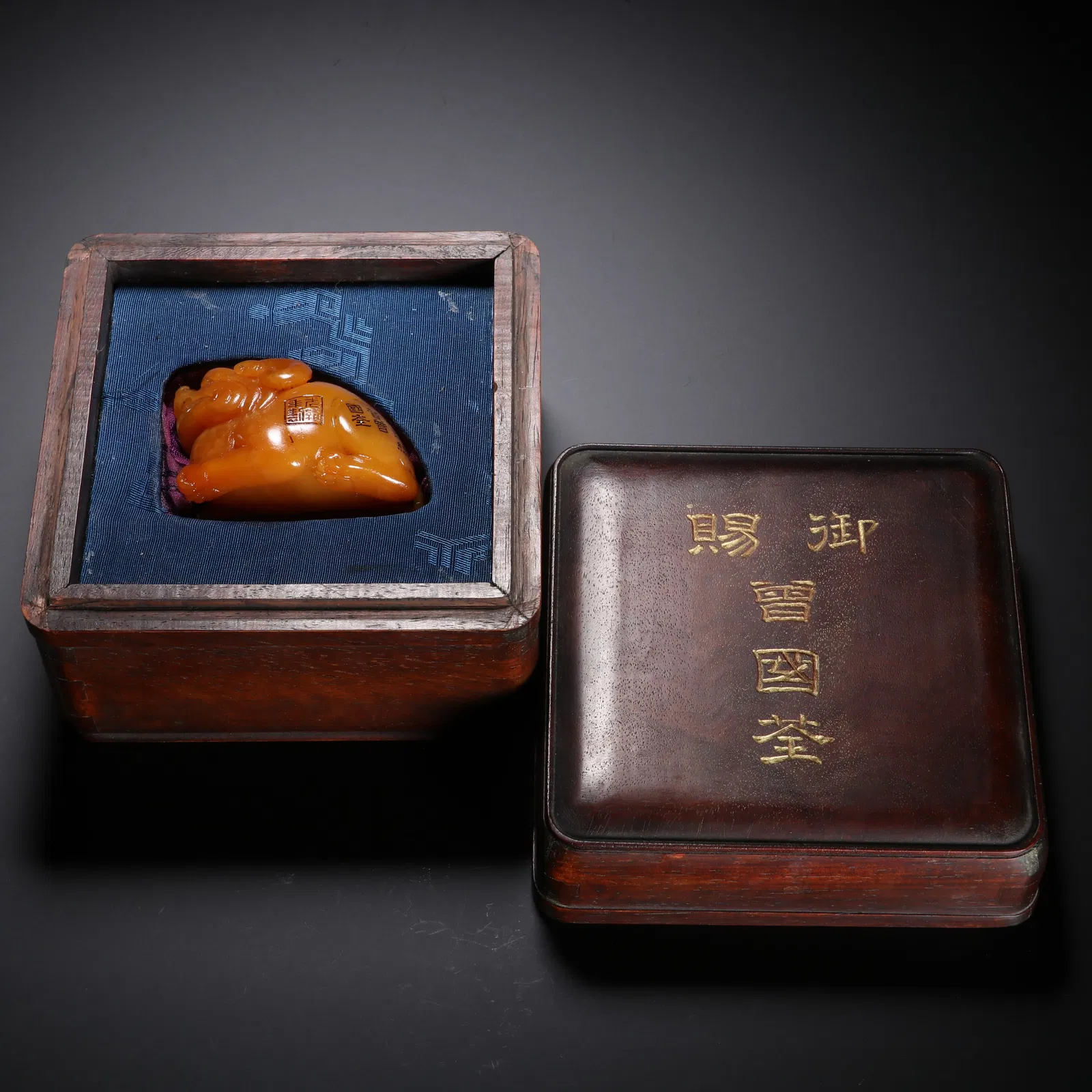 A CARVCED TIANHUANG BEAST SEAL
