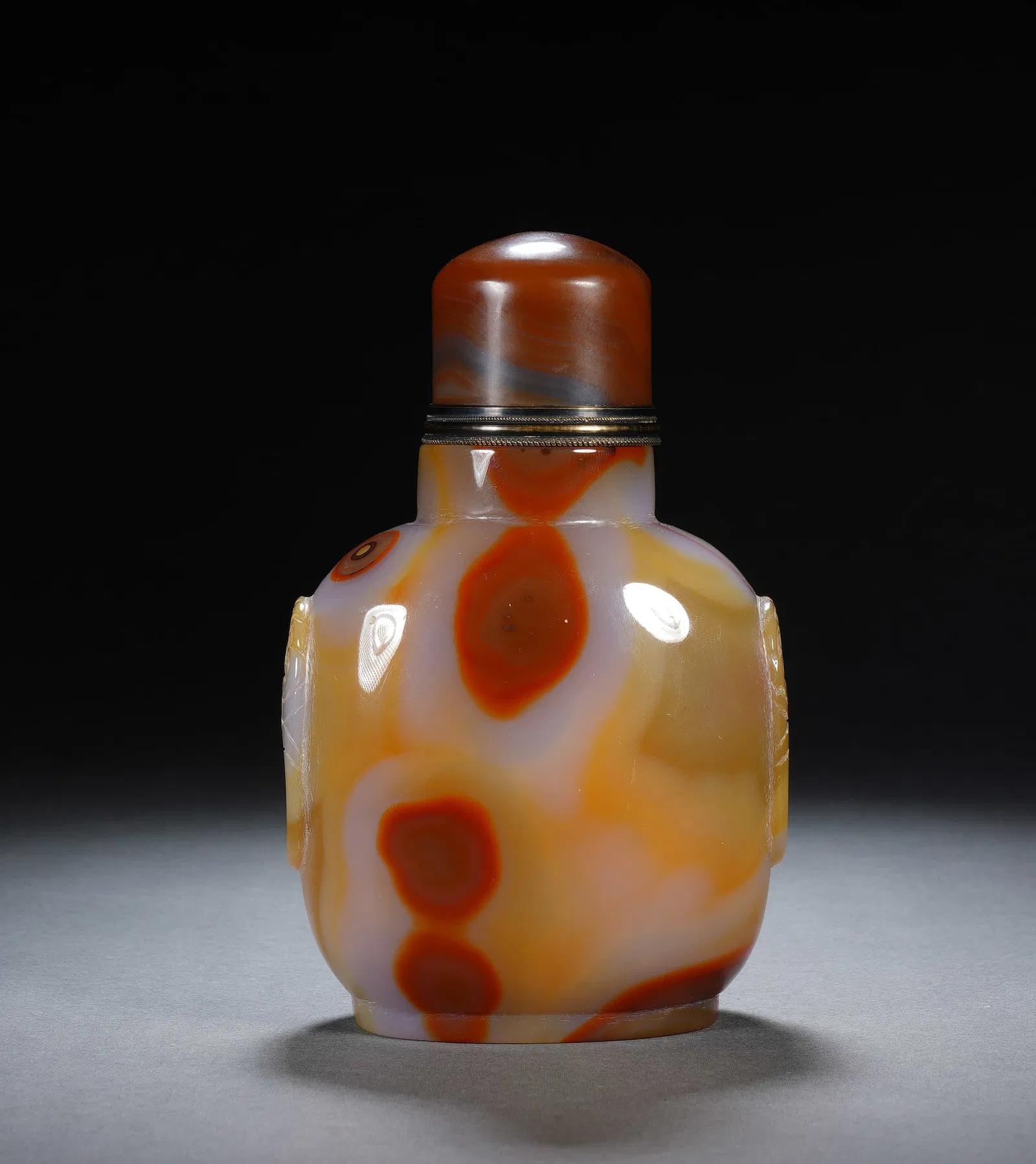 A CARVED AGATE SNUFF BOTTLE