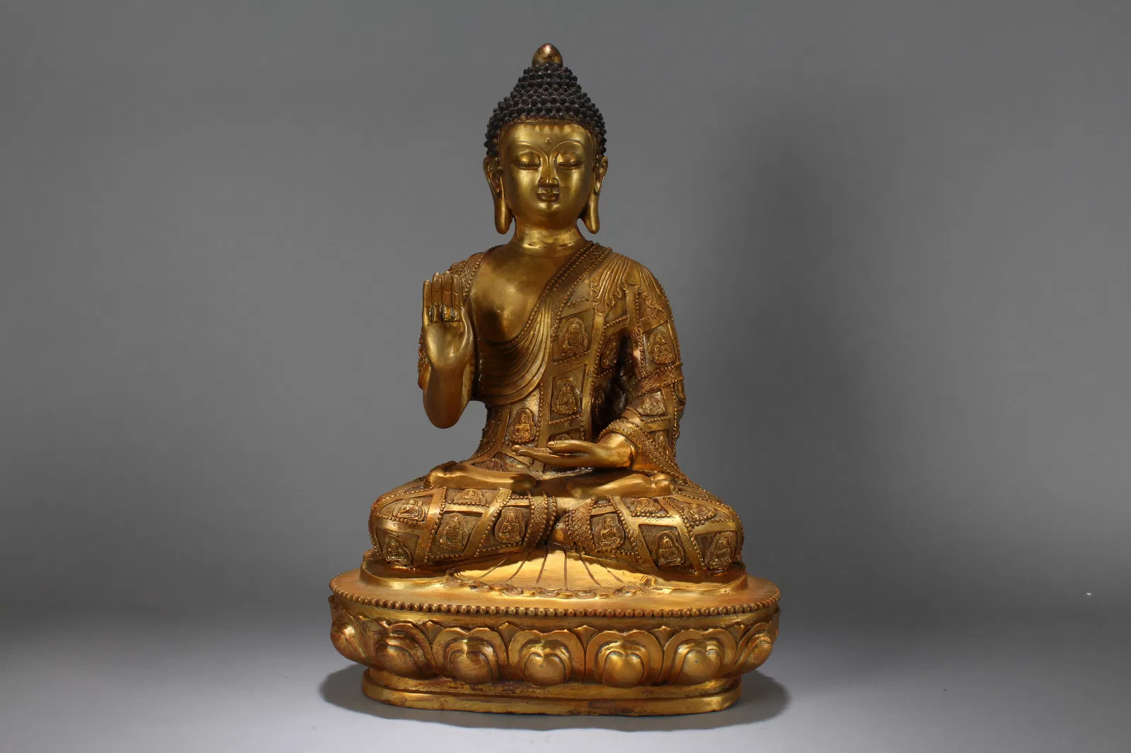 A Chinese Anicent-framing Vividly-detailed Gilt Buddha Statue