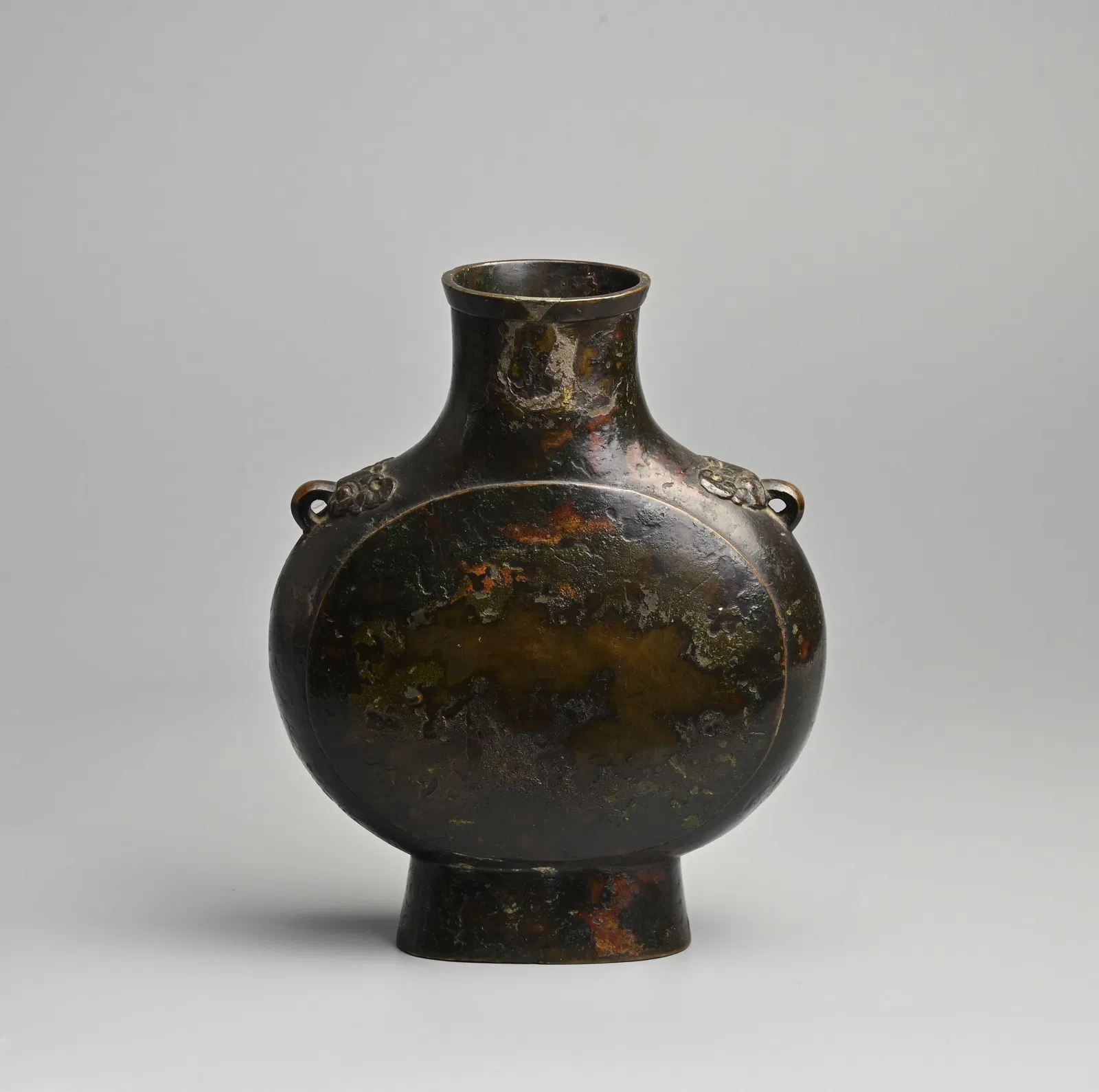 A CHINESE ARCHAISTIC BRONZE MOON FLASK, BIANHU, LATE MING DYNASTY.