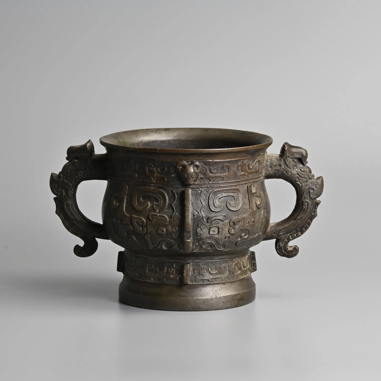 A CHINESE ARCHAISTIC BRONZE TWIN HANDLED CENSER, GUI, MING DYNASTY.