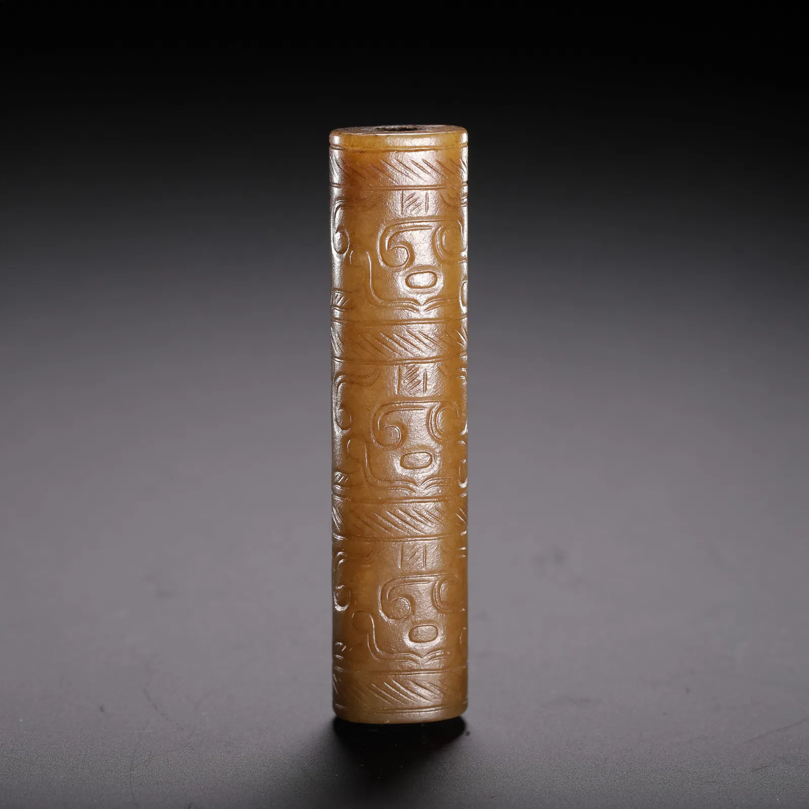 A CHINESE ARCHAISTIC CARVED JADE PENDANT