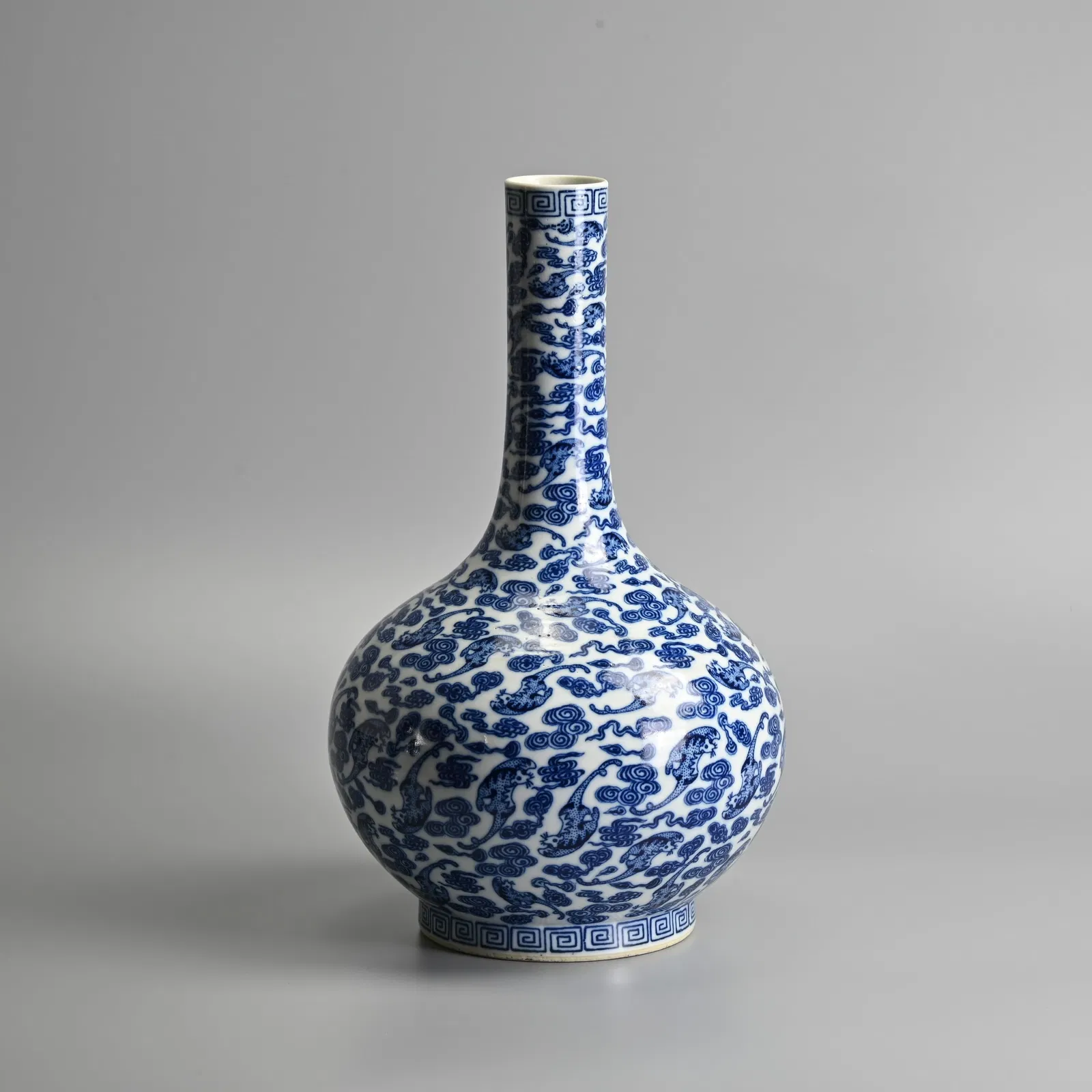 A CHINESE BLUE AND WHITE PORCELAIN 'BATS' VASE, LATE QING DYNASTY.