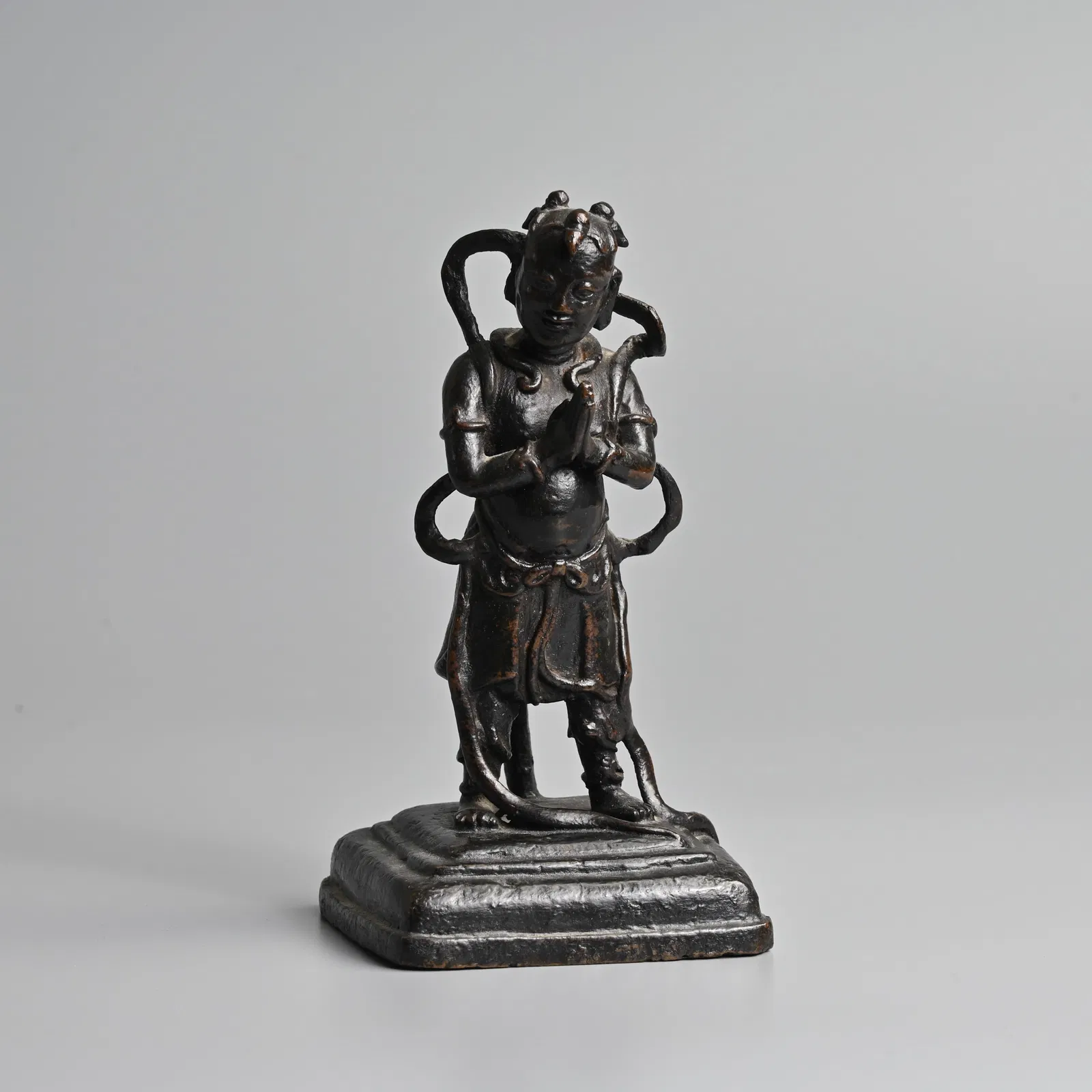 A CHINESE BRONZE FIGURE OF A BOY, 17/18TH CENTURY.