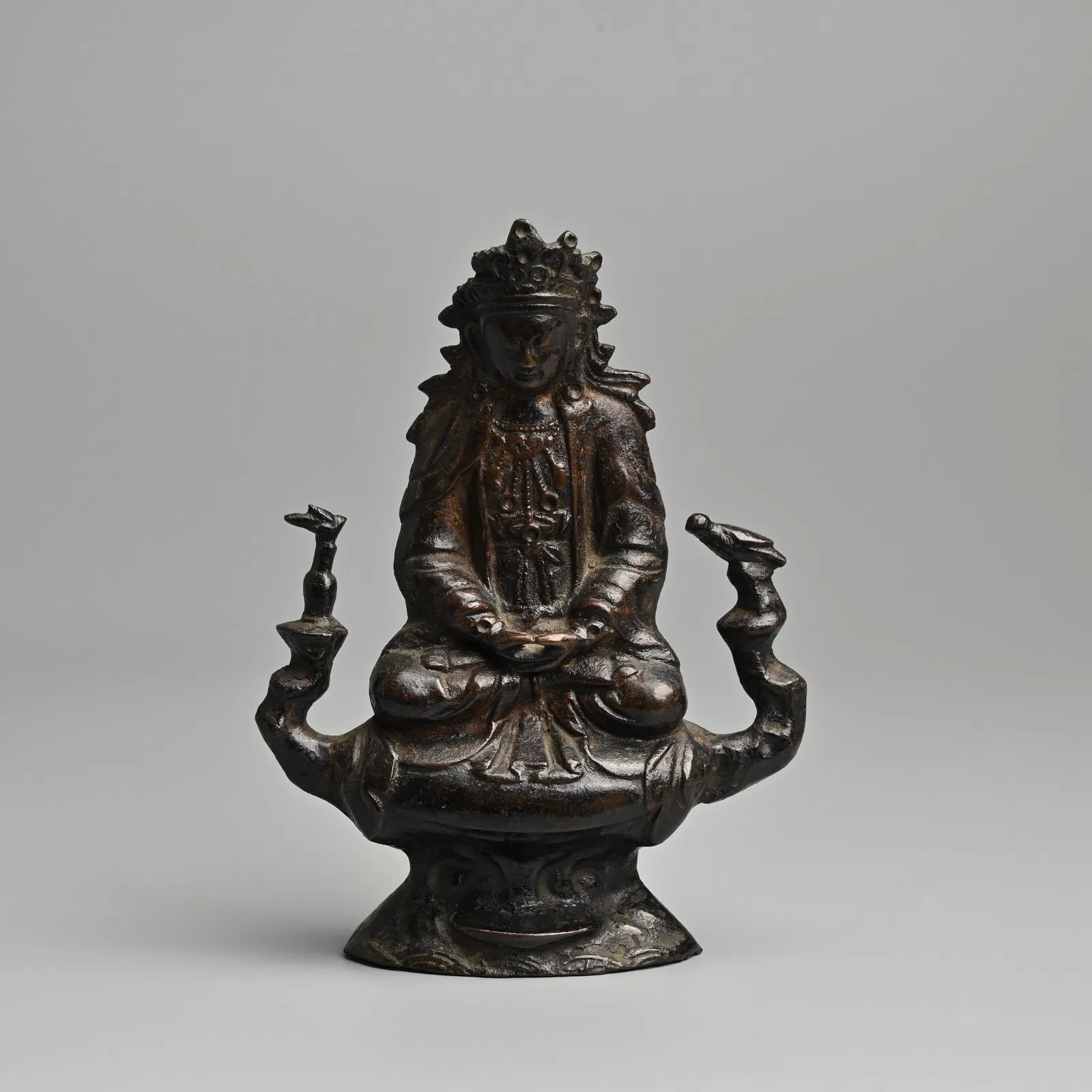 A CHINESE BRONZE OF A BODHISATTVA, 17/18TH CENTURY.