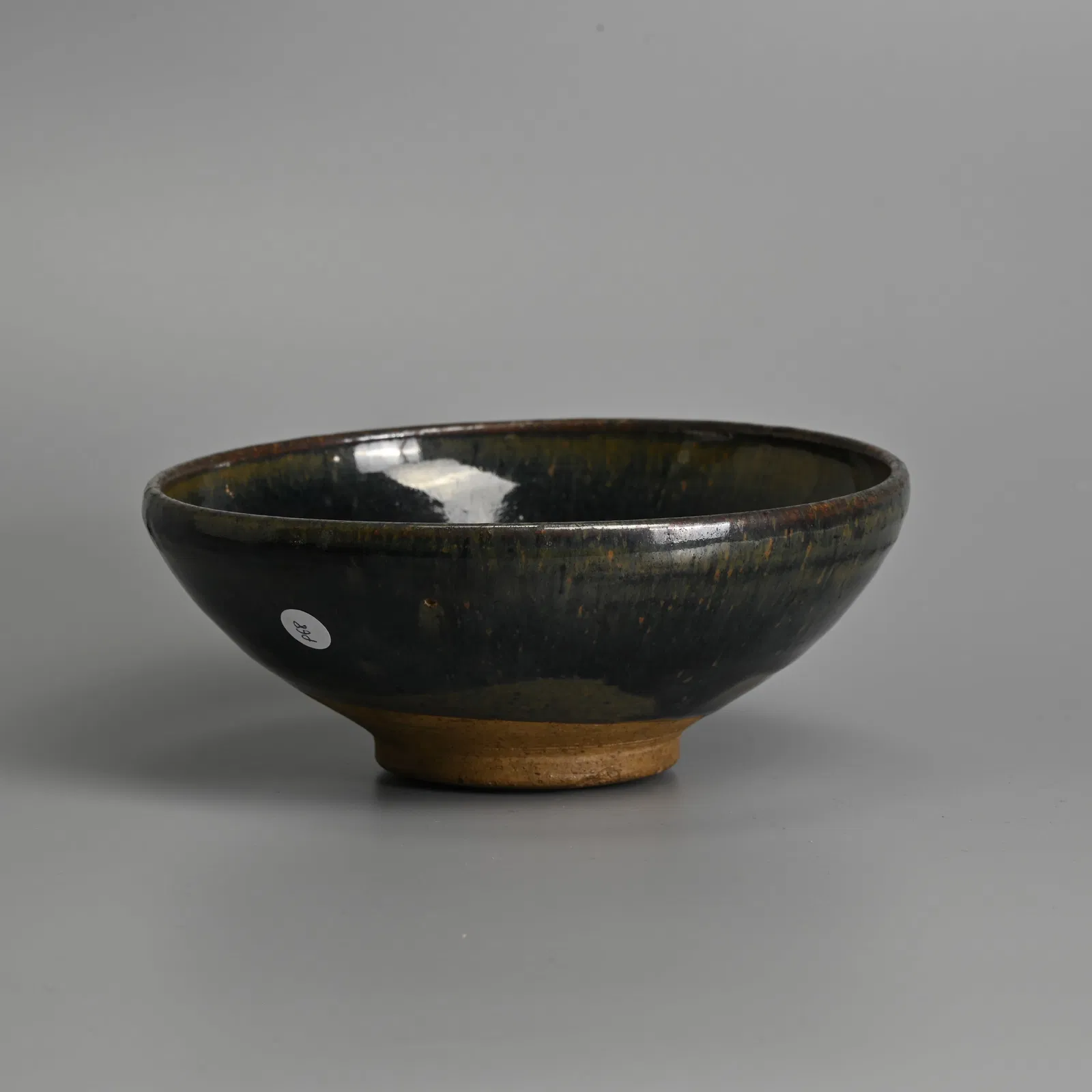 A CHINESE BROWN GLAZED POTTERY BOWL, SONG / JIN DYNASTY.