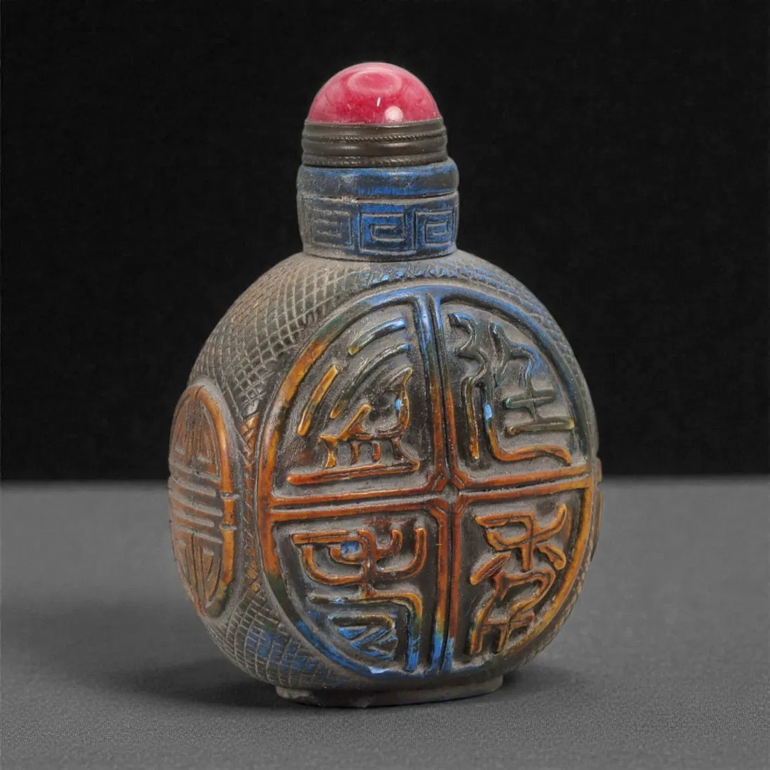 A Chinese Carved Stone Snuff Bottle, Qing Dynasty, 19FG