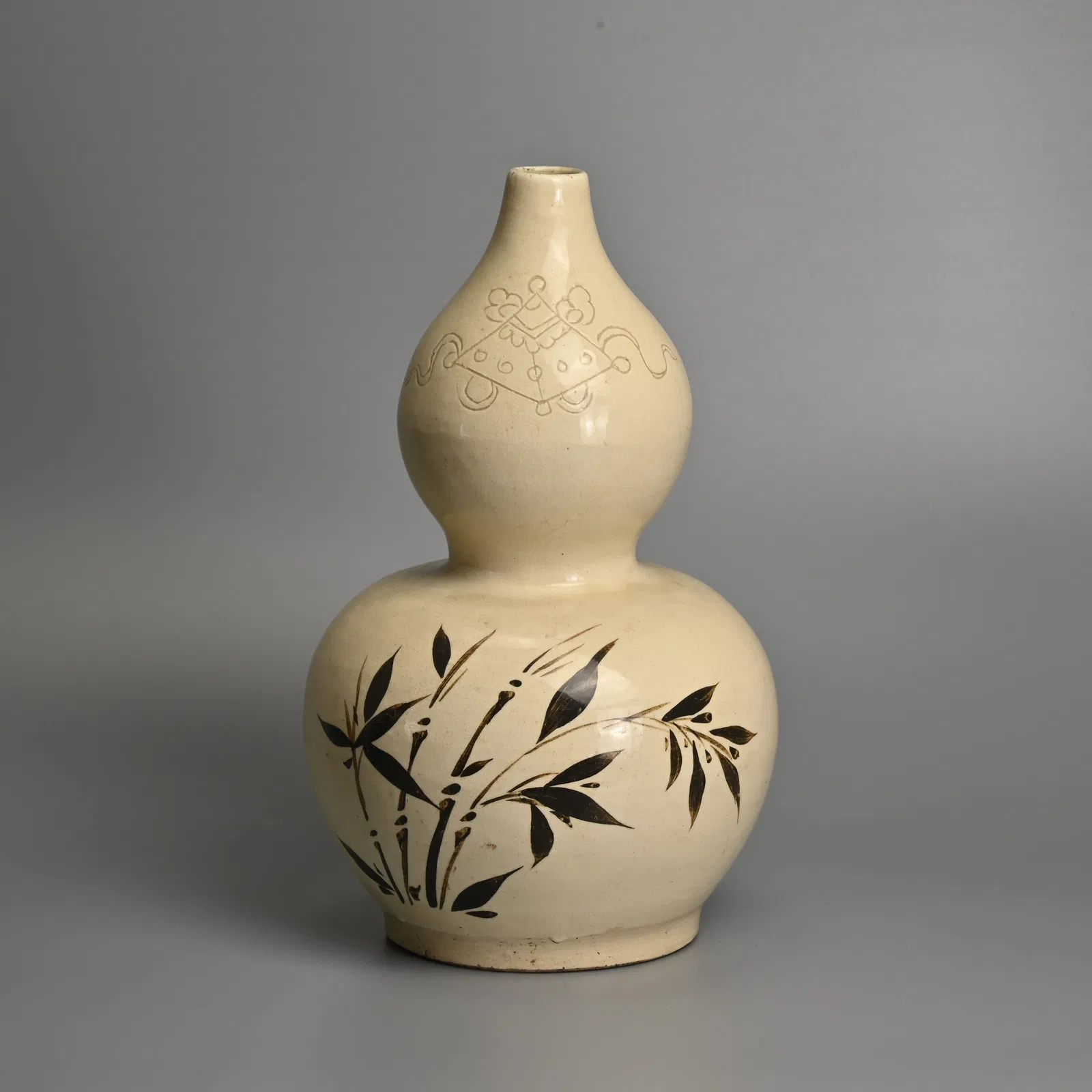 A CHINESE CIZHOU-TYPE BROWN SLIP DECORATED DOUBLE-GOURD POTTEY VASE, QING DYNASTY.