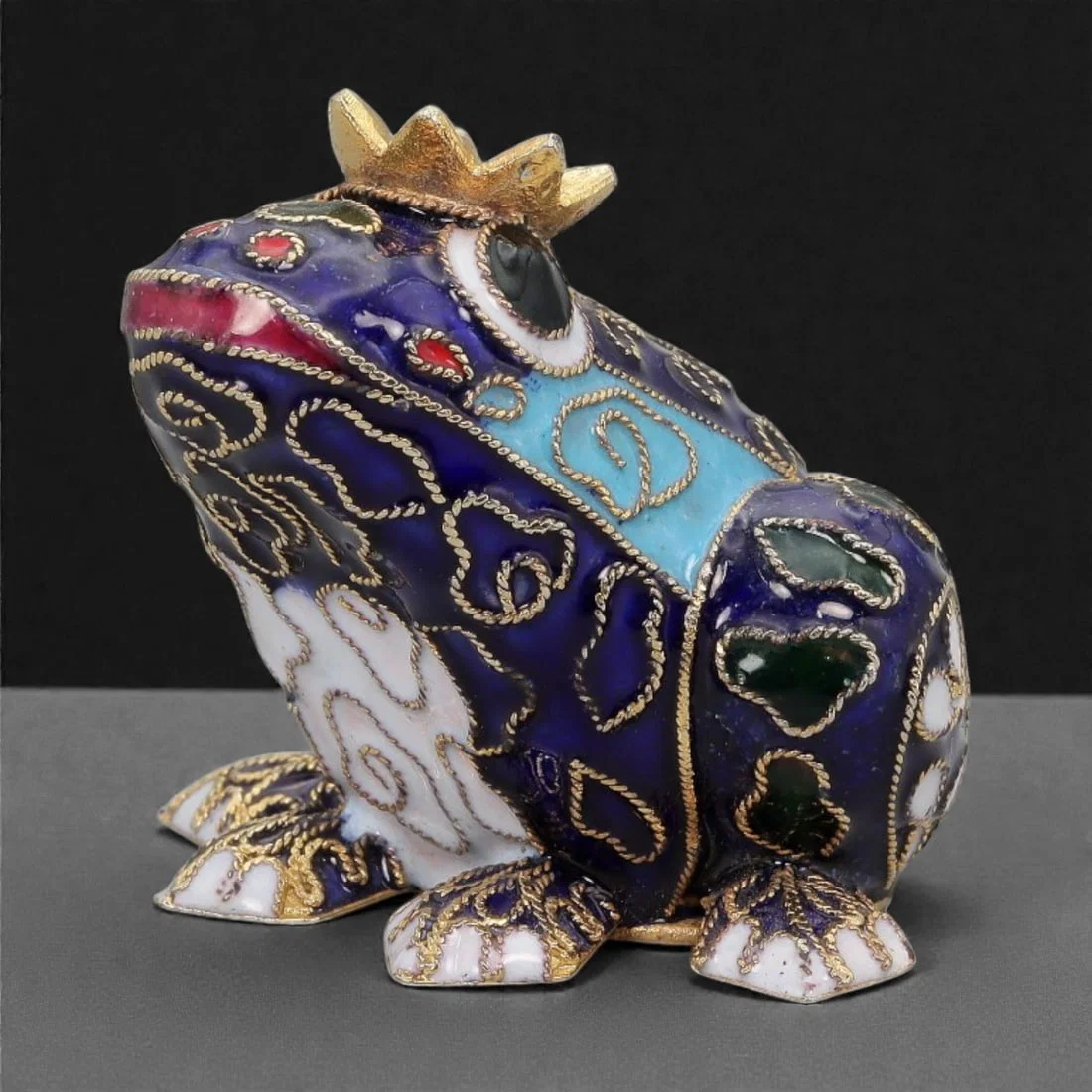 A Chinese Cloisonne Enamel Frog Effigy, 20th Century, 8FH