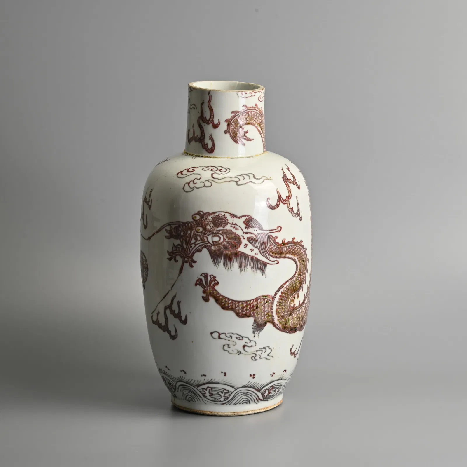A CHINESE COPPER RED DECORATED PORCELAIN 'DRAGON' VASE, QING DYNASTY.