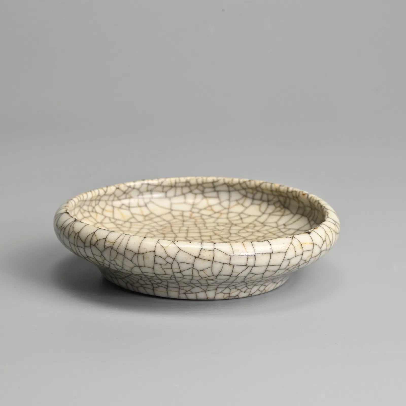 A CHINESE CRACKLE GLAZED PORCELAIN BRUSH WASHER, QING DYNASTY.